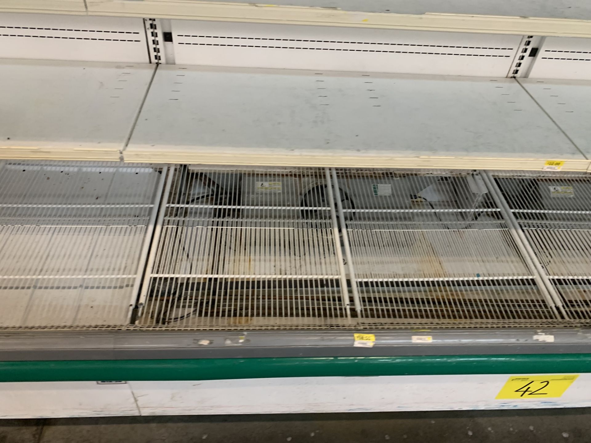 Hussmann refrigerated display case with 4 sections, measures 14.77 x 1.03 x 1.99 meters - Image 26 of 36