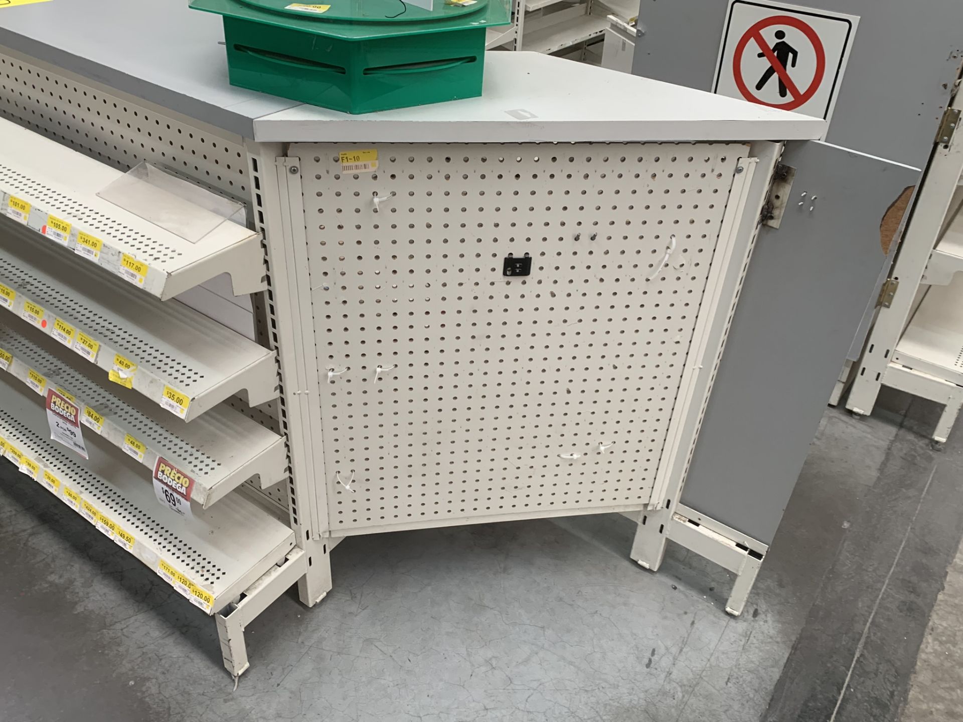 L-shaped counter for a pharmacy with a display of 31 shelves - Image 4 of 17