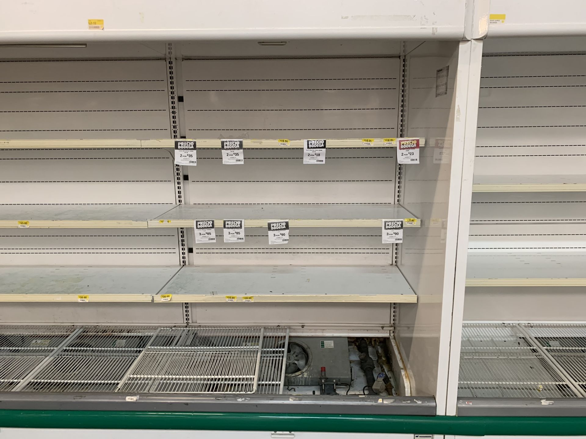 Hussmann refrigerated display case with 4 sections, measures 14.77 x 1.03 x 1.99 meters - Image 4 of 36
