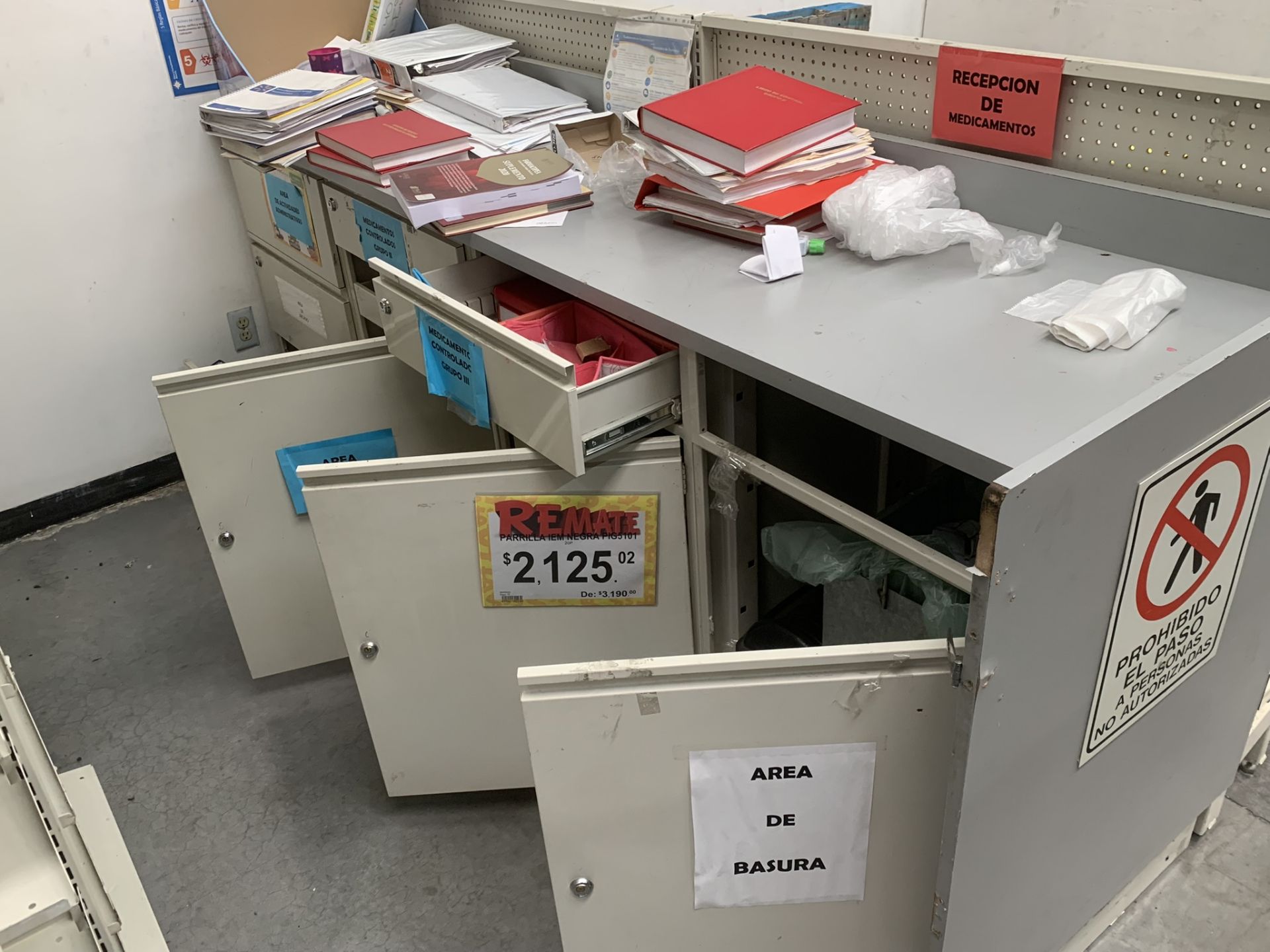 L-shaped counter for a pharmacy with a display of 31 shelves - Image 14 of 17