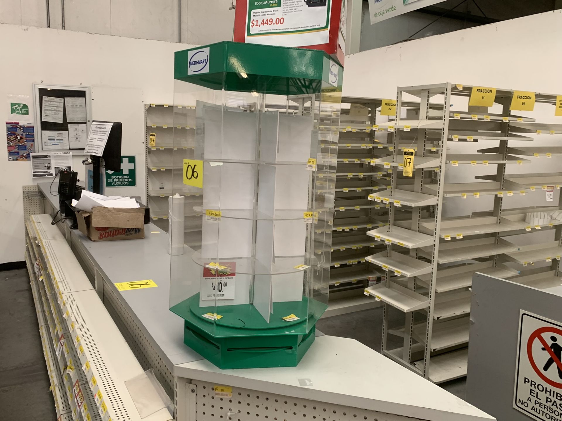 L-shaped counter for a pharmacy with a display of 31 shelves - Image 9 of 17