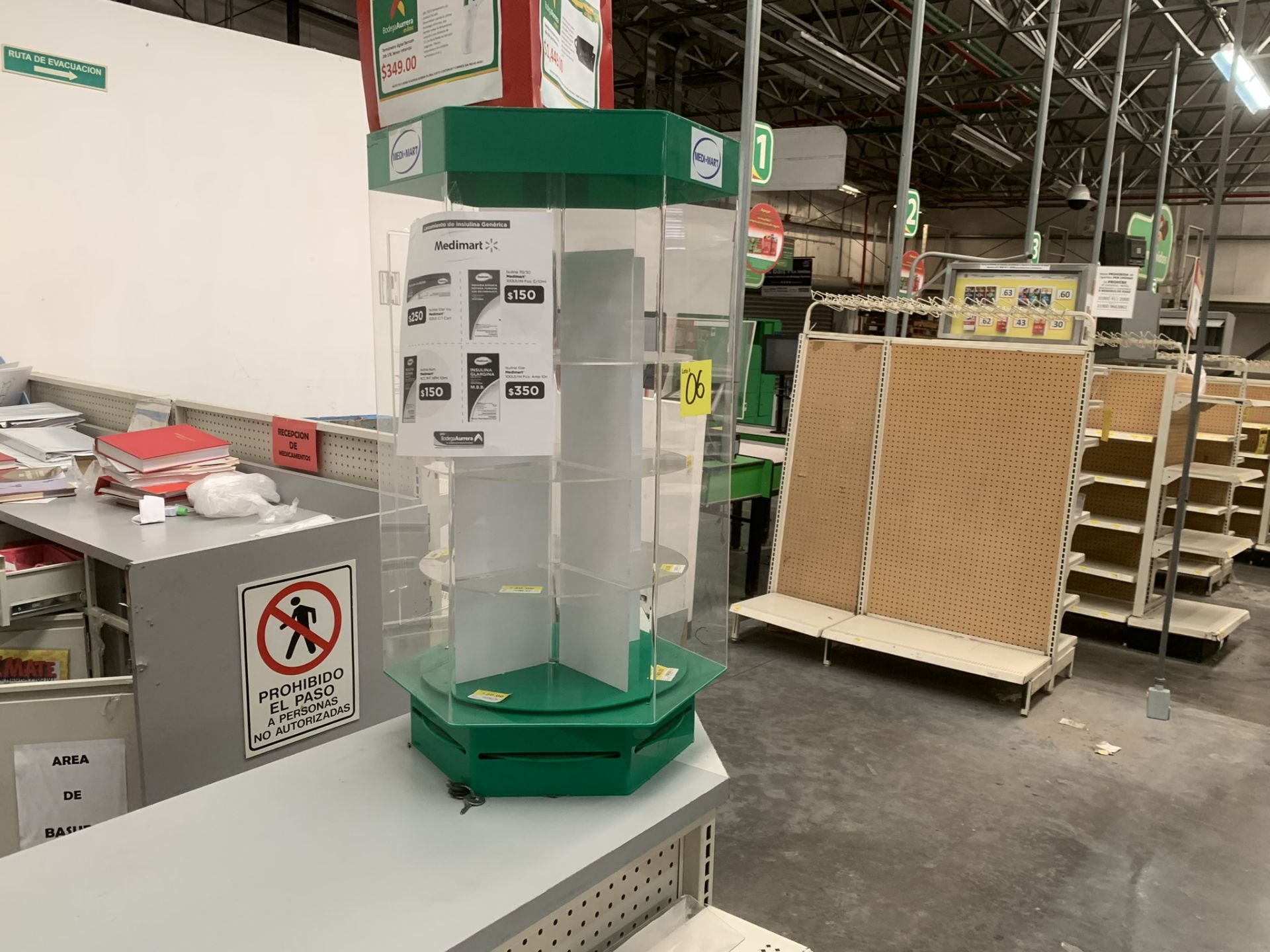 L-shaped counter for a pharmacy with a display of 31 shelves - Image 11 of 17