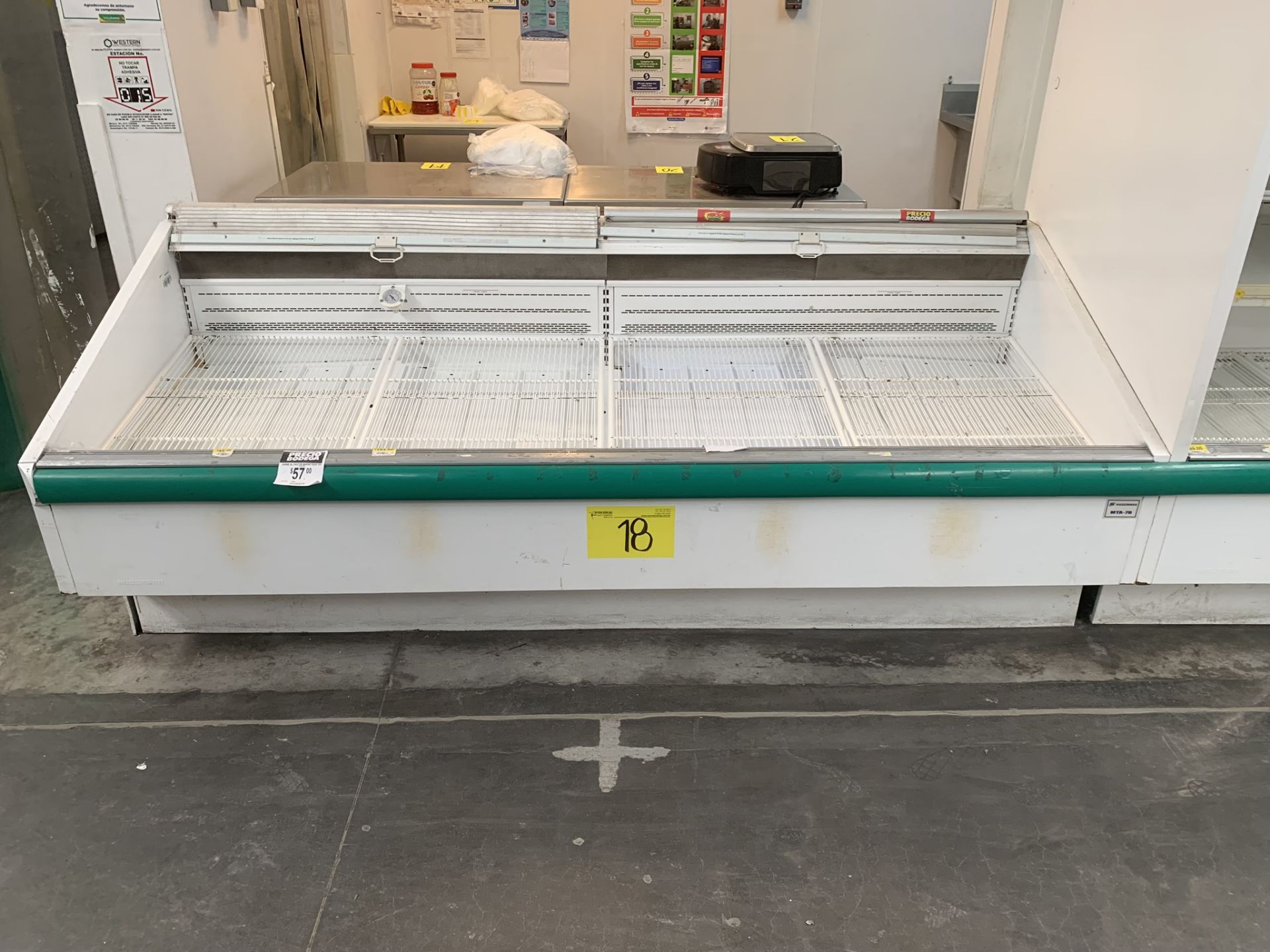 Hussmann bunker-type refrigerated display case for meats measures 2.55 x 1.10 x 0.90 mts - Image 2 of 8