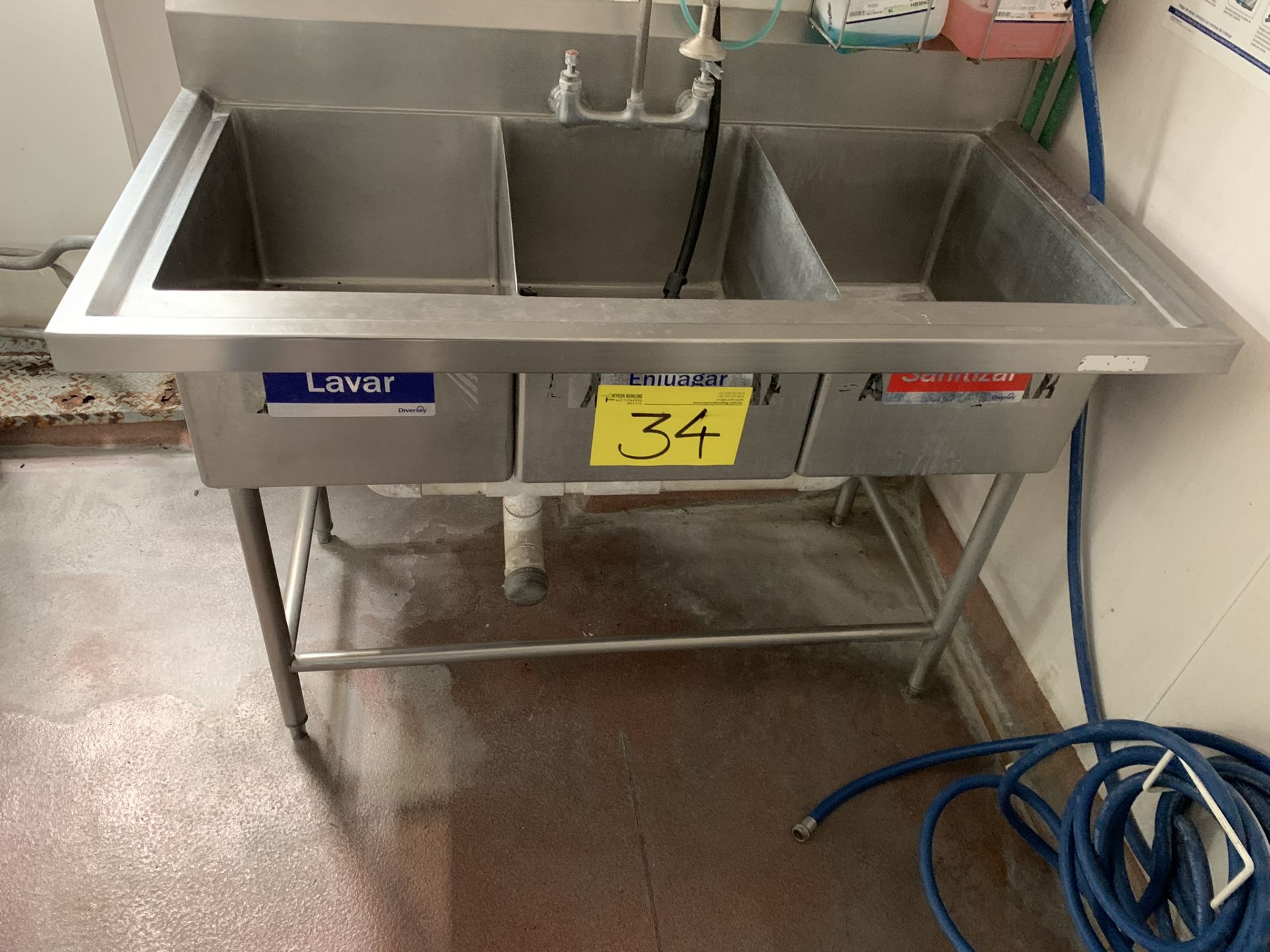 1 Triple stainless steel sink, measures 1.35 x 0.70 x 0.90, includes mixer tap with hose