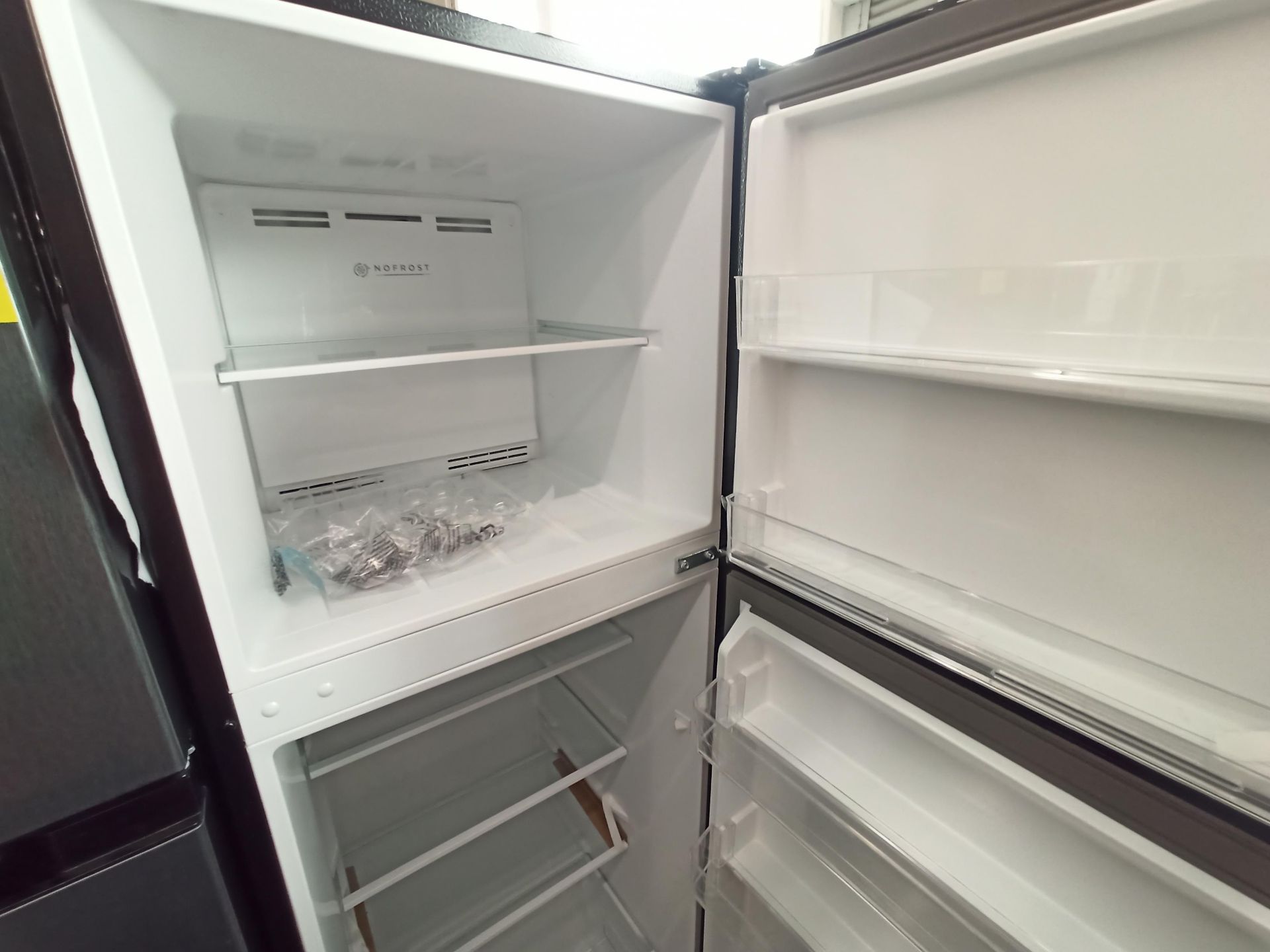 Lote de 2 refrigeradores contiene: 1 Refrigerador Marca ATVIO, Modelo AT-94PMS, Serie N/D, Color GR - Image 7 of 18