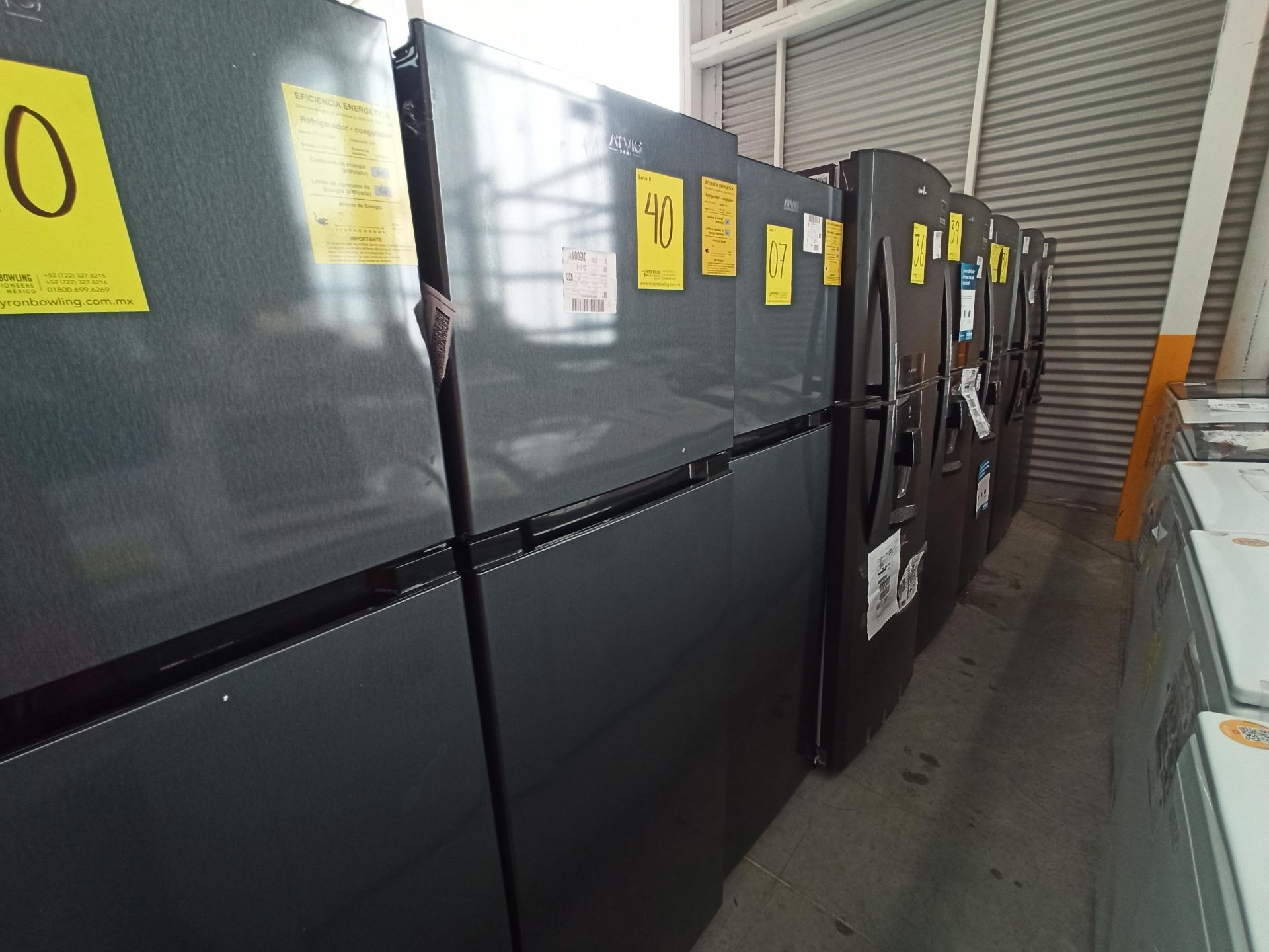 Lote de 2 refrigeradores contiene: 1 Refrigerador Marca ATVIO, Modelo AT-94PMS, Serie N/D, Color GR - Image 3 of 18