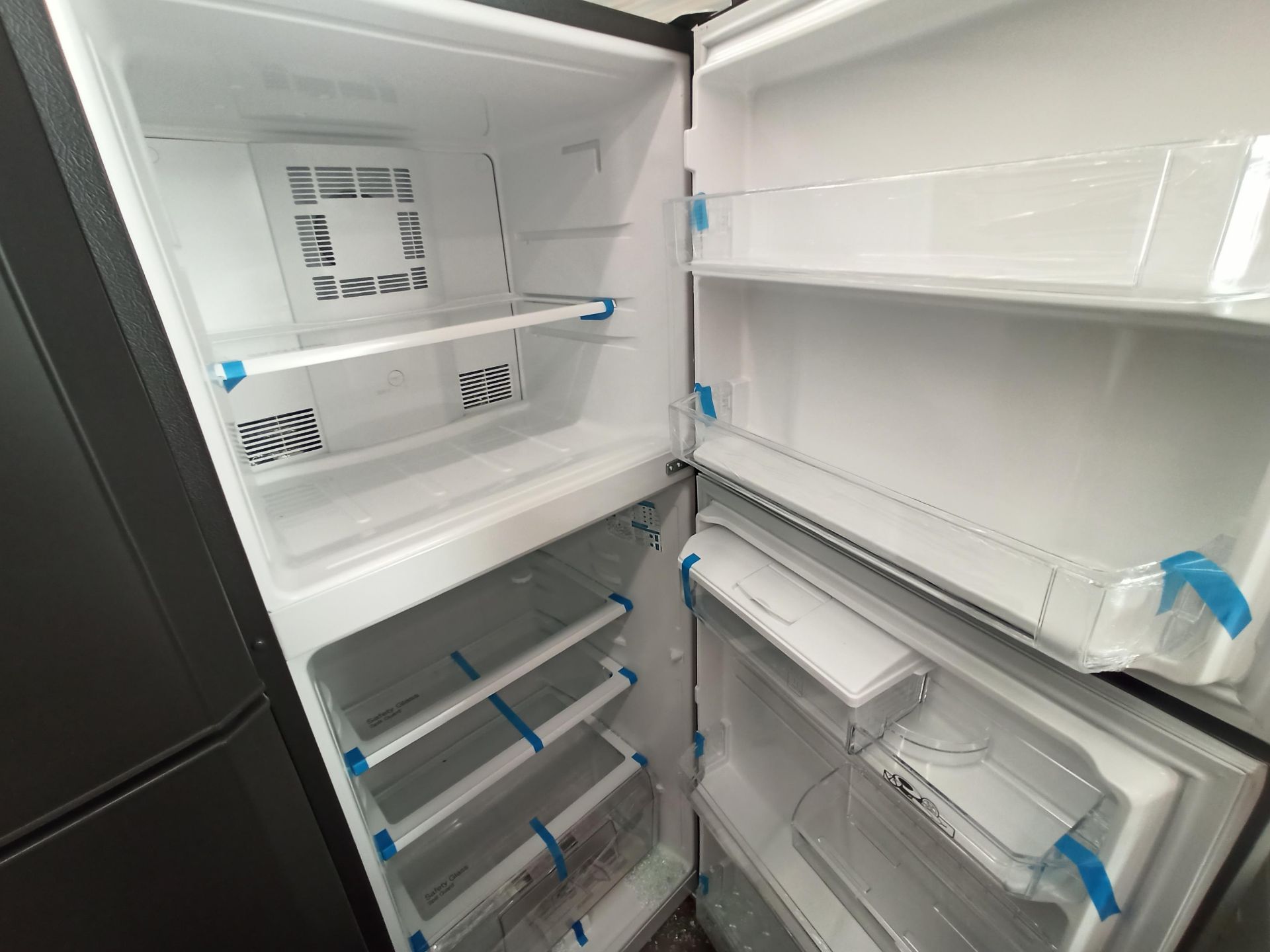 1 Refrigerador con dispensador de agua Marca MABE, Modelo RME360FD, Serie 2209B811334, Color NEGRO, - Image 7 of 9