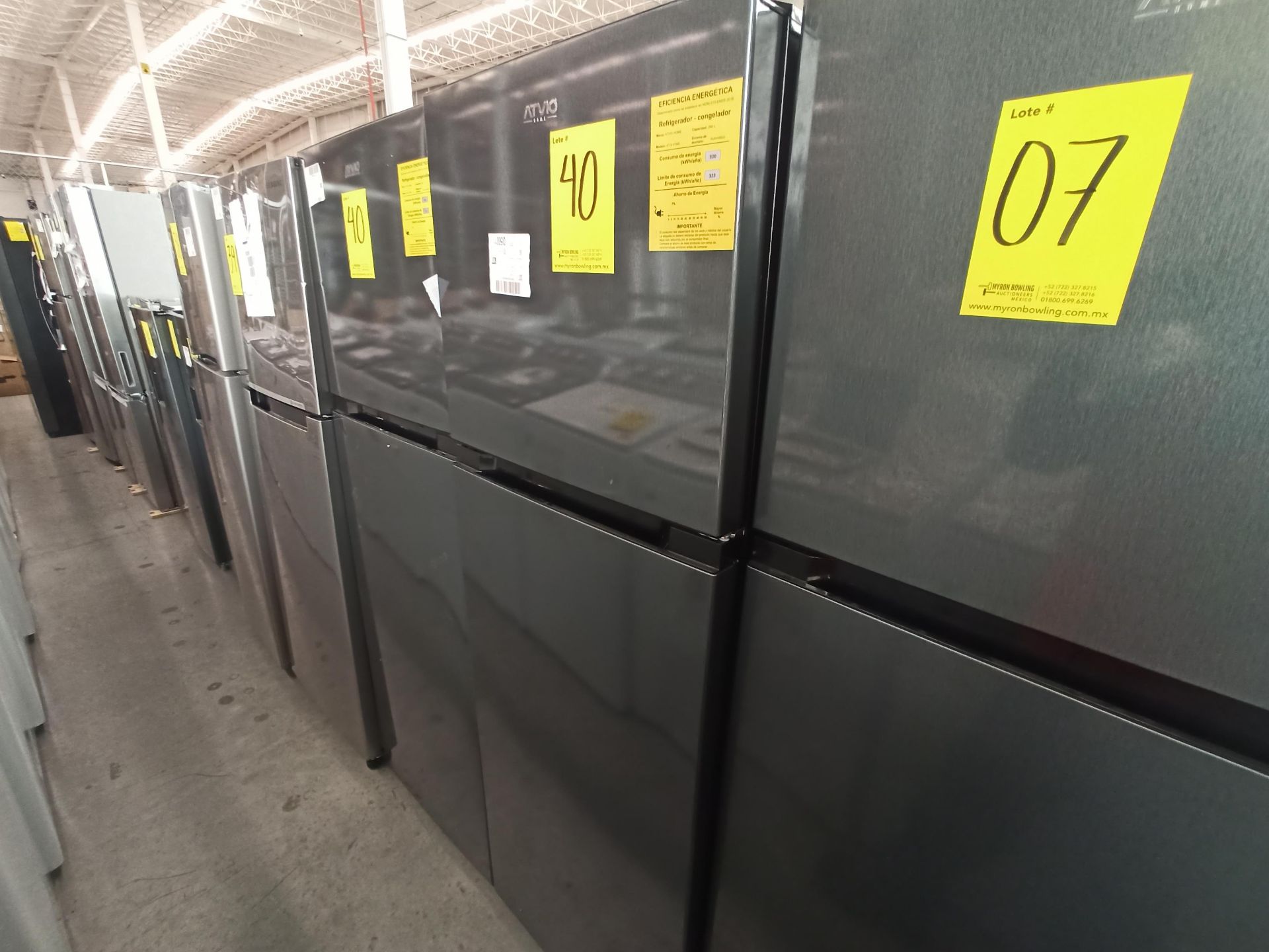 Lote de 2 refrigeradores contiene: 1 Refrigerador Marca ATVIO, Modelo AT-94PMS, Serie N/D, Color GR - Image 5 of 18