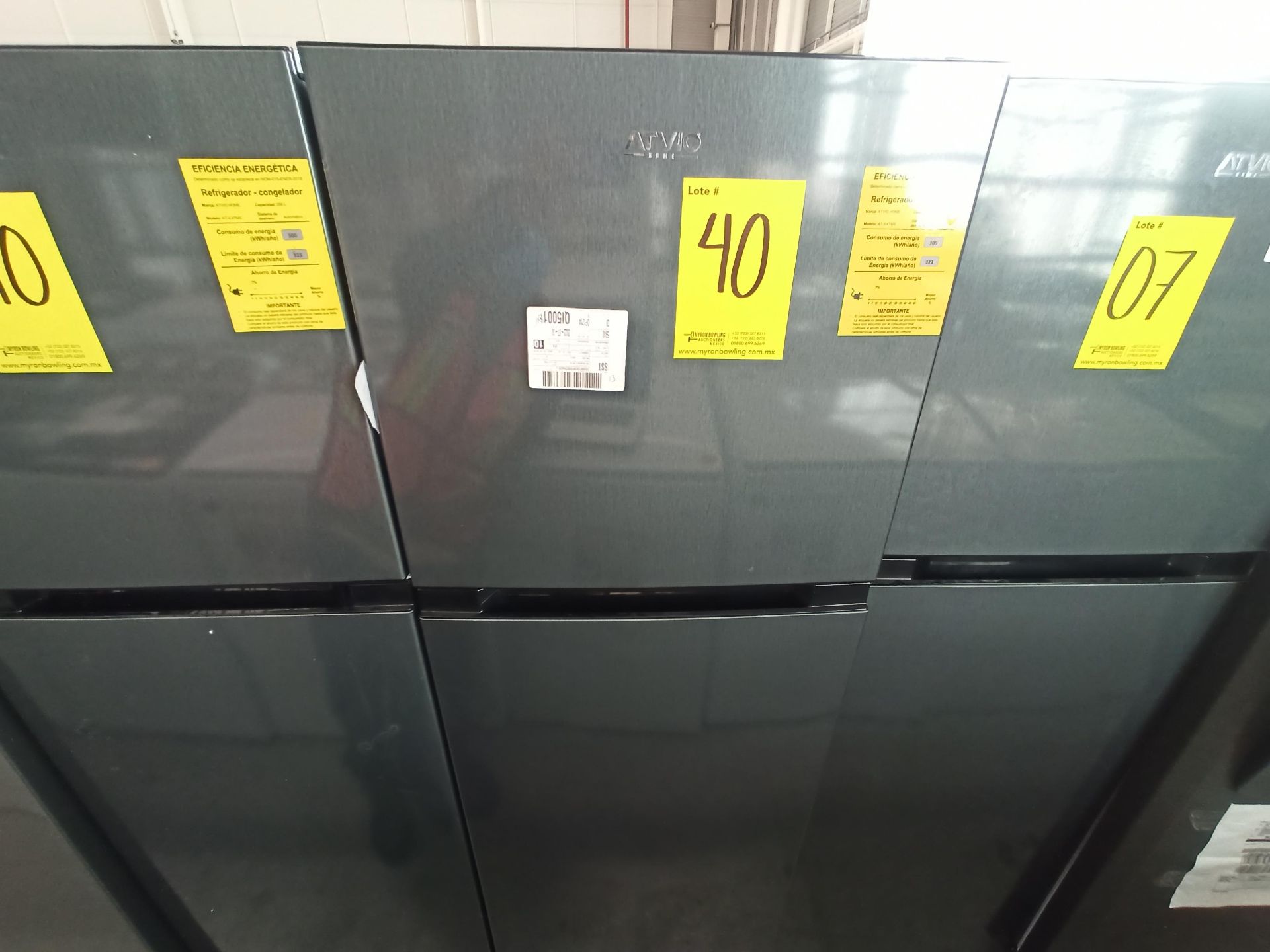 Lote de 2 refrigeradores contiene: 1 Refrigerador Marca ATVIO, Modelo AT-94PMS, Serie N/D, Color GR - Image 2 of 18
