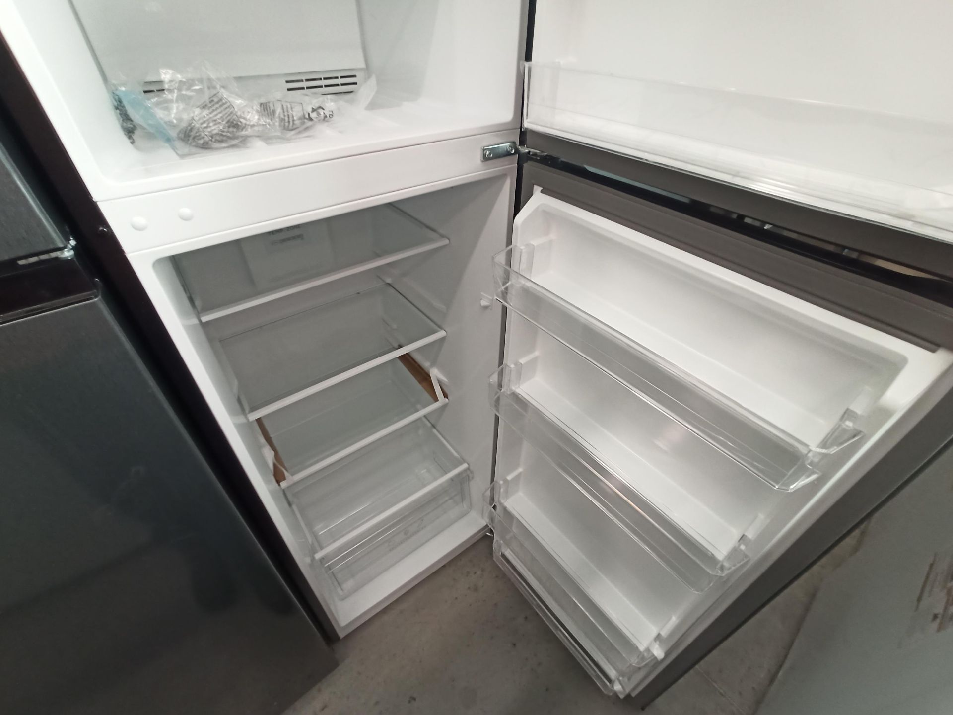 Lote de 2 refrigeradores contiene: 1 Refrigerador Marca ATVIO, Modelo AT-94PMS, Serie N/D, Color GR - Image 8 of 18