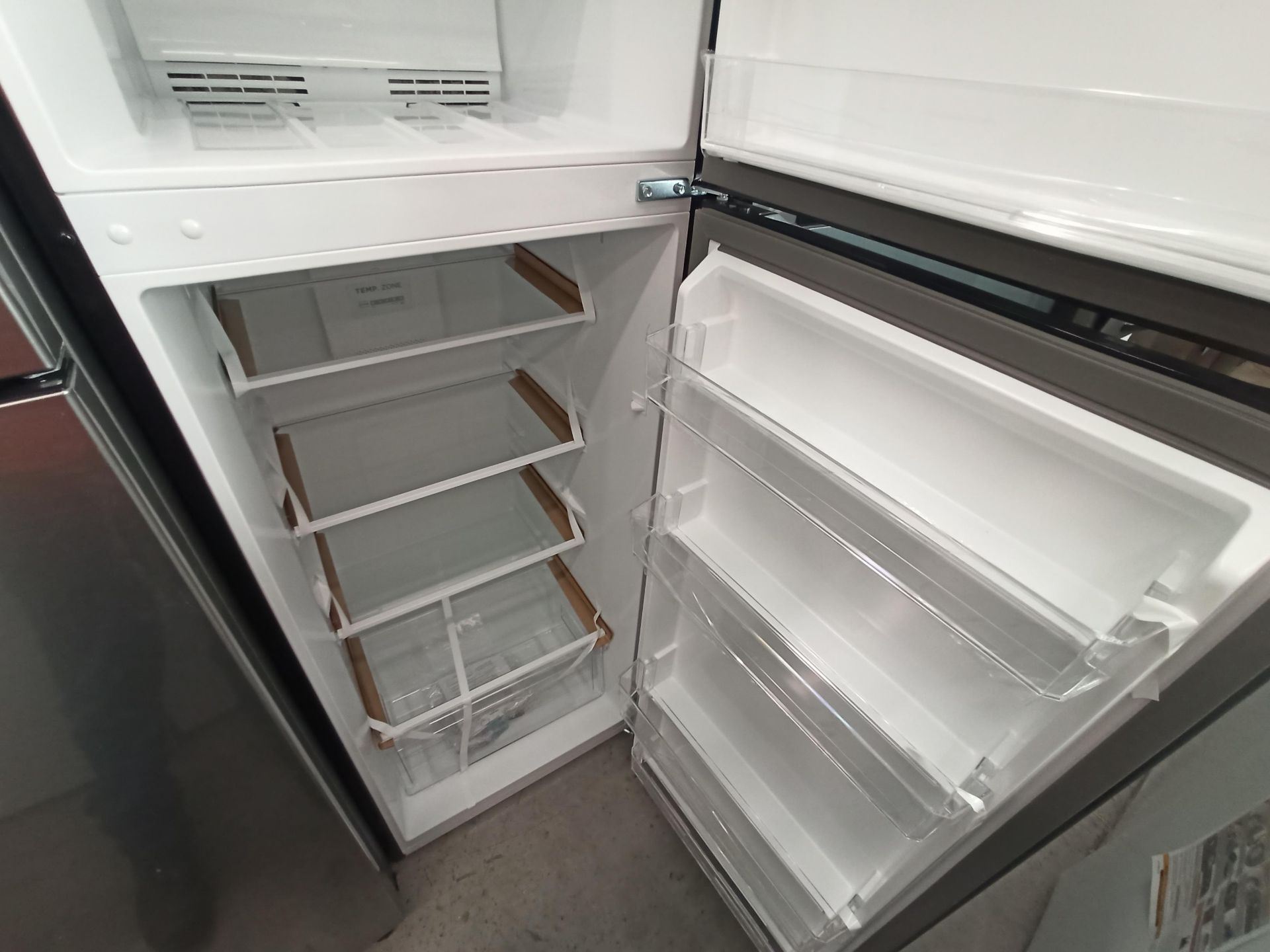Lote de 2 refrigeradores contiene: 1 Refrigerador Marca ATVIO, Modelo AT-94PMS, Serie N/D, Color GR - Image 17 of 18