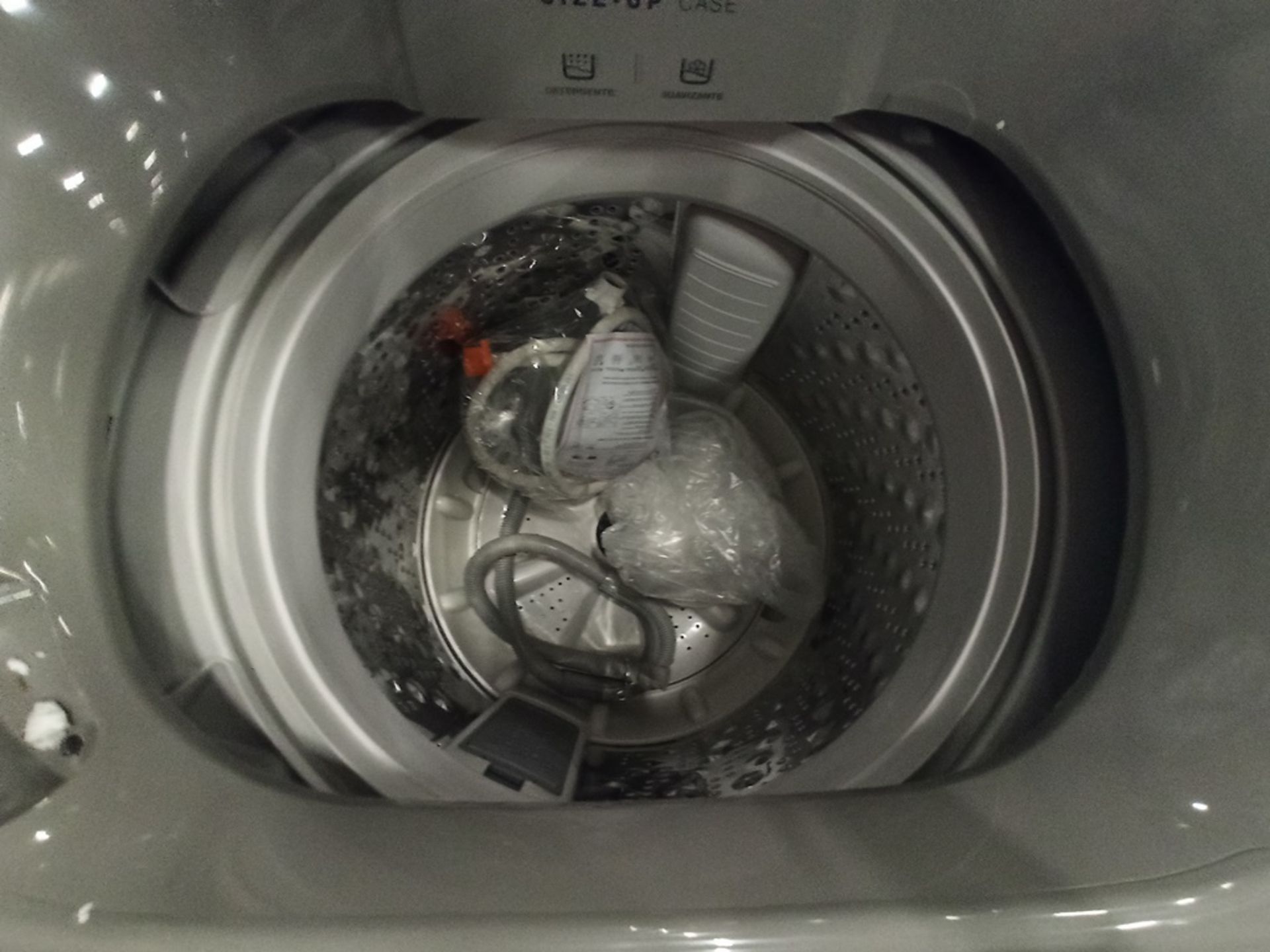 Lote de 2 Lavadoras contiene: 1 lavadora de 18 kg Marca WINIA, Modelo DWFDG361AGG1, Serie 250122, C - Image 7 of 18