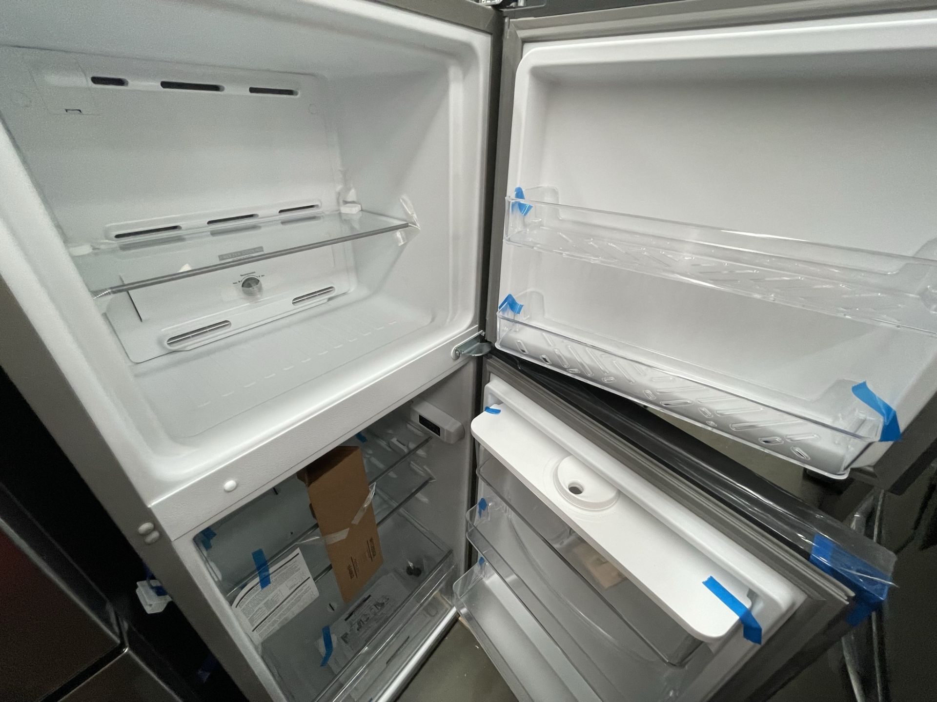 (EQUIPO NUEVO) 1 Refrigerador Con Dispensador De Agua Marca Whirlpool, Modelo WT1133M, Serie 85956, - Image 7 of 8