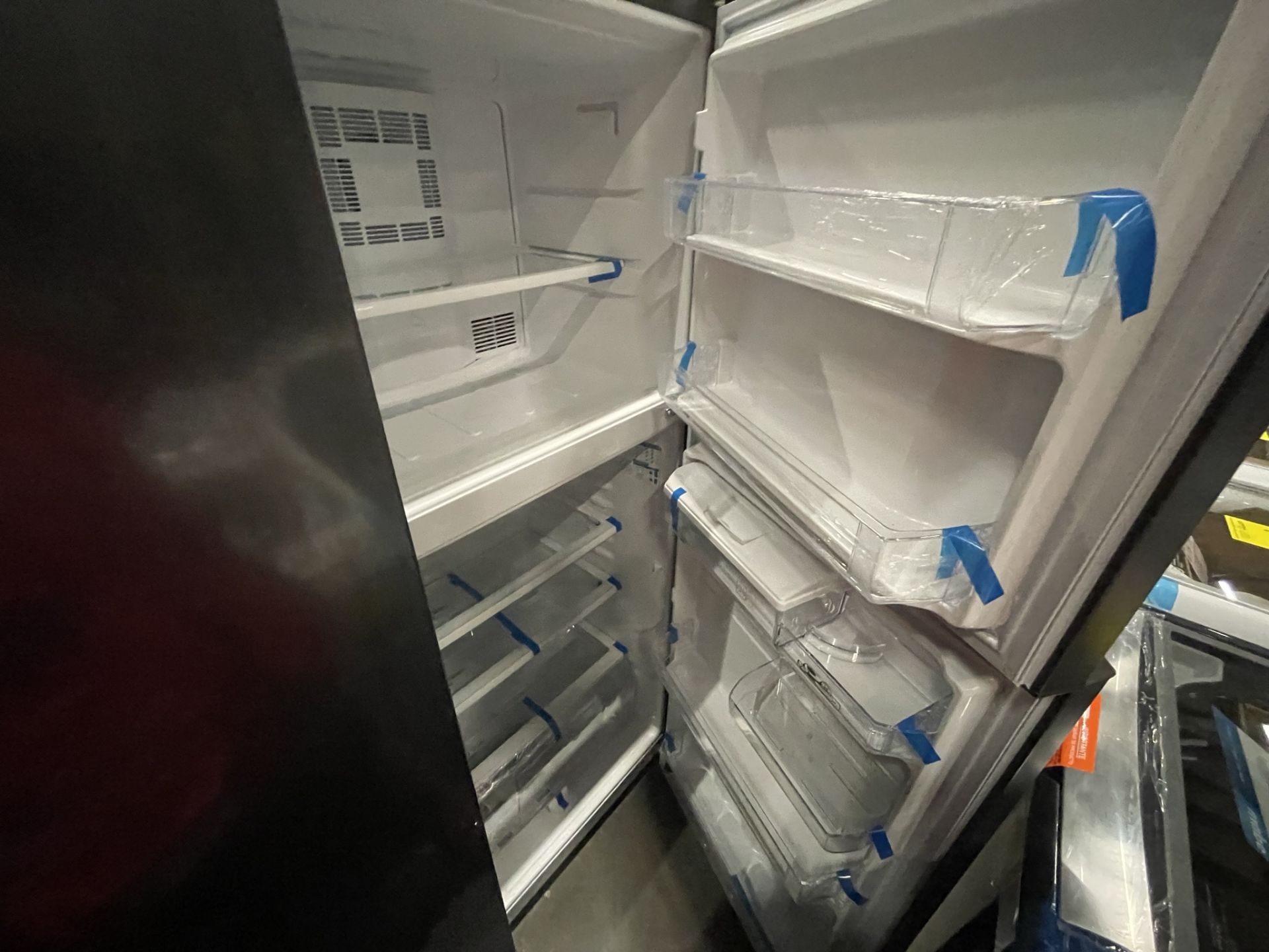 (EQUIPO NUEVO) 1 Refrigerador Con Dispensador De Agua Marca MABE, Modelo RME360FDMRDA, Serie 2210B8 - Image 4 of 8