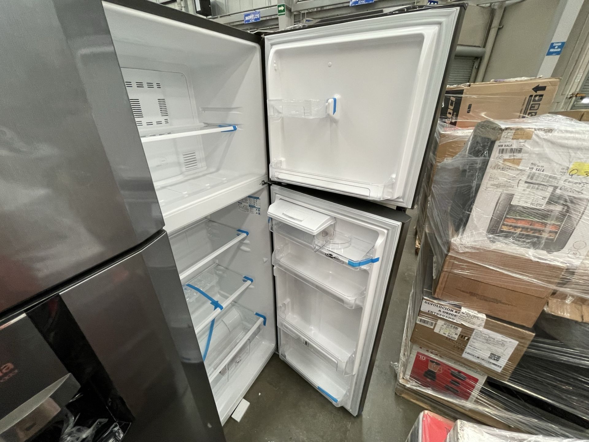 (EQUIPO NUEVO) 1 Refrigerador Con Dispensador De Agua Marca MABE, Modelo RMA300FJMRDA, Serie 2210P7 - Image 4 of 8