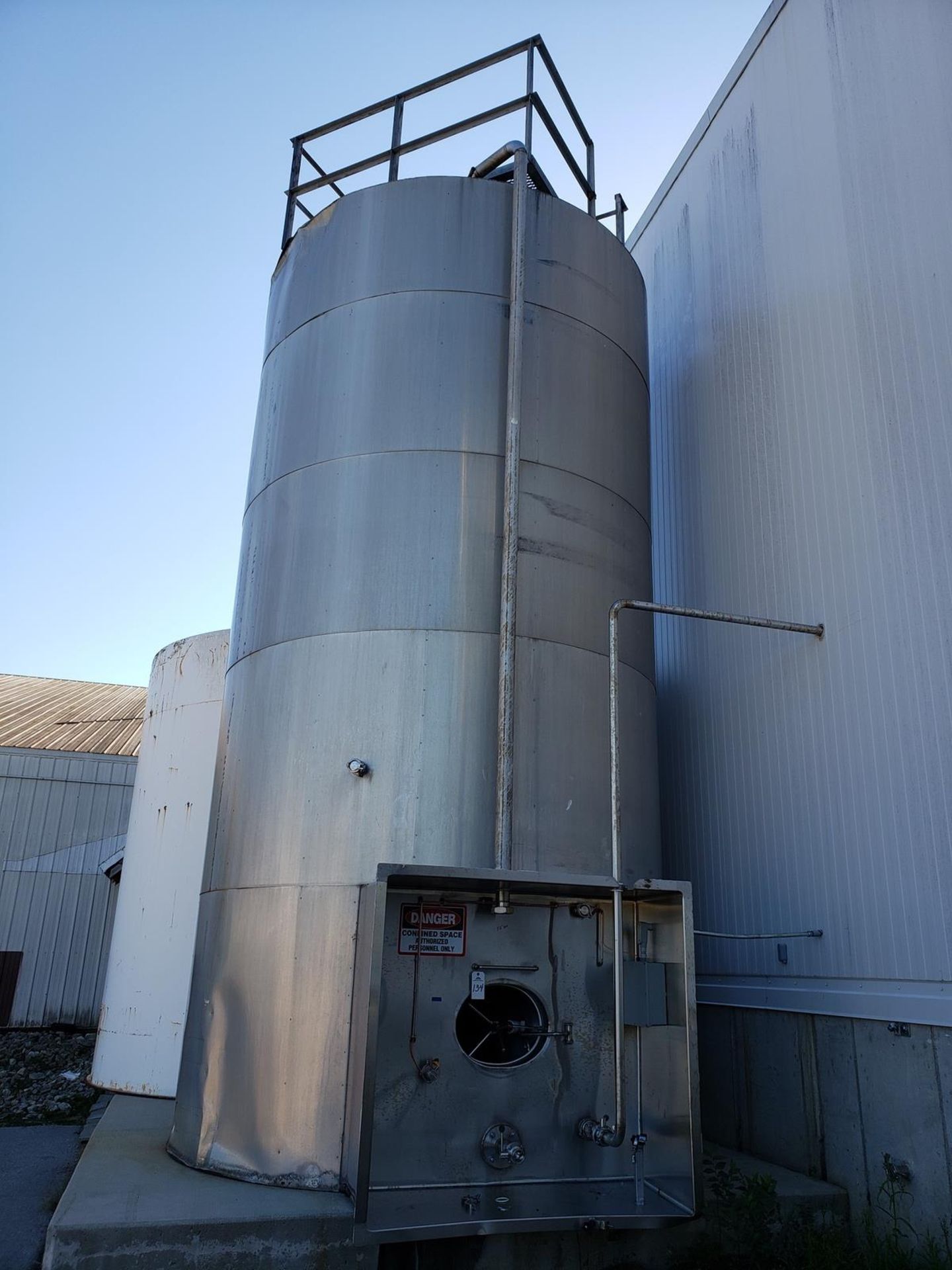 22,000 Gallon Agitated, Insulated Stainless Steel Storage Silo, 25' Overall Height | Rig Fee: $5500