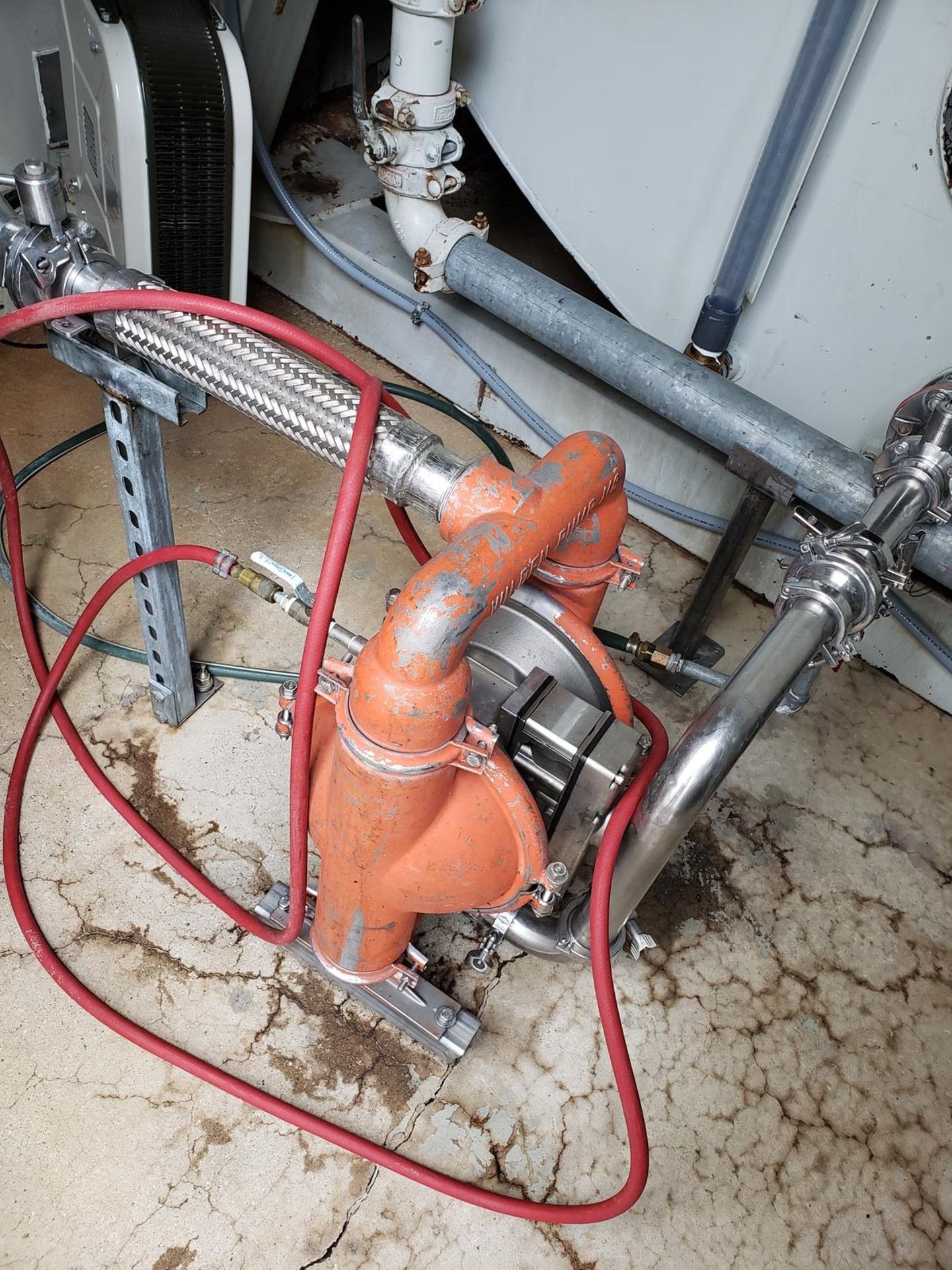 20,000 Gallon Horizontal Stainless Steel Storage Tank, W/ Pumps & Strainers | Rig Fee: $3500 - Image 5 of 6