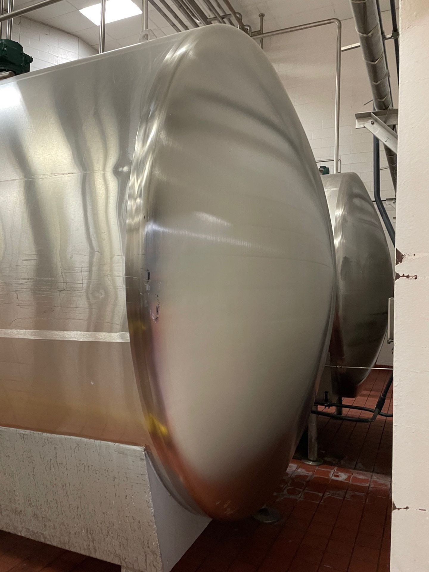 Cherry Burrell 5,000 Gallon Stainless Steel Horizontal Tank, Vertical Agitation, Ap | Rig Fee: $2000 - Image 3 of 7