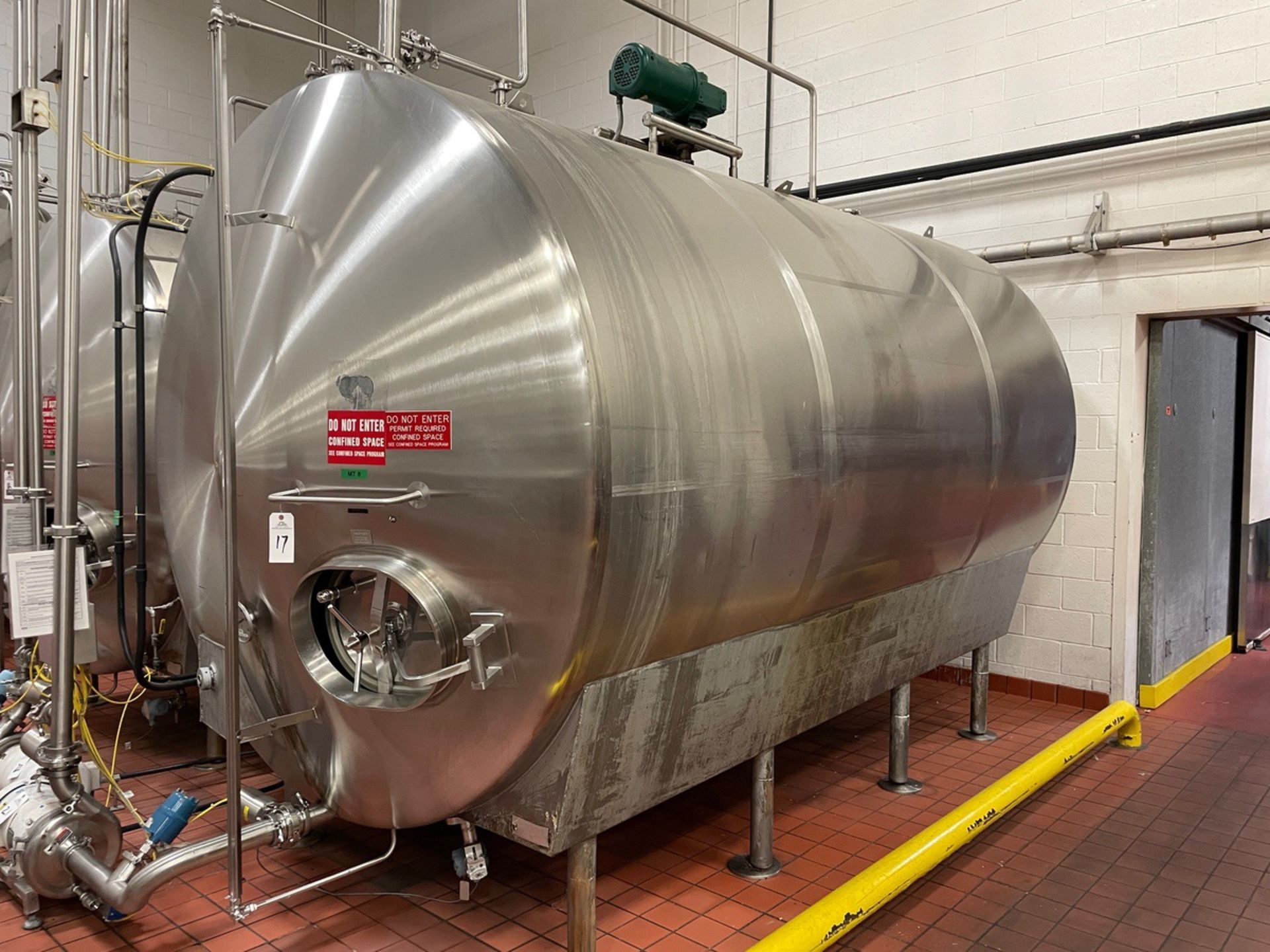 Cherry Burrell 5,000 Gallon Stainless Steel Horizontal Tank, Vertical Agitation, Ap | Rig Fee: $2000