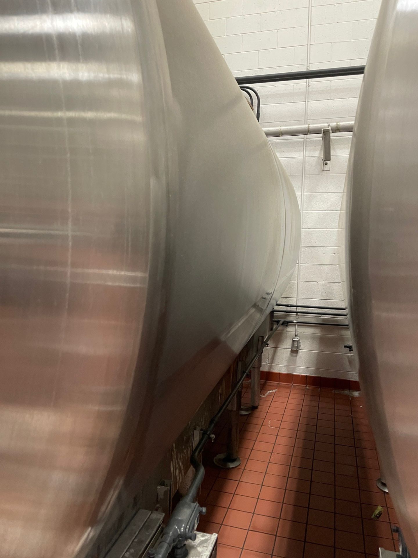Creamery Package 5,300 Gallon Stainless Steel Horizontal Tank, Vertical Agitation, | Rig Fee: $2000 - Image 4 of 9
