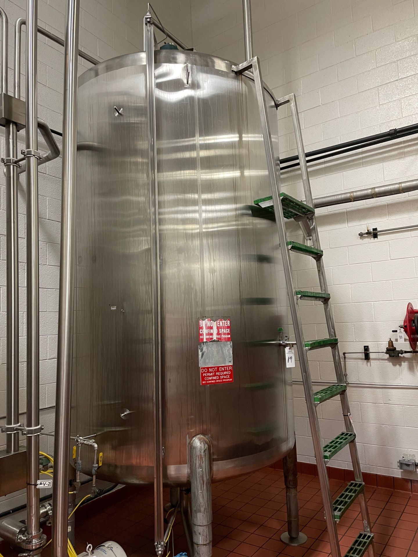 Cherry Burrell 1500 Gallon Stainless Steel Tank, Vertical Agitation, Dish Bottom, D | Rig Fee: $1500