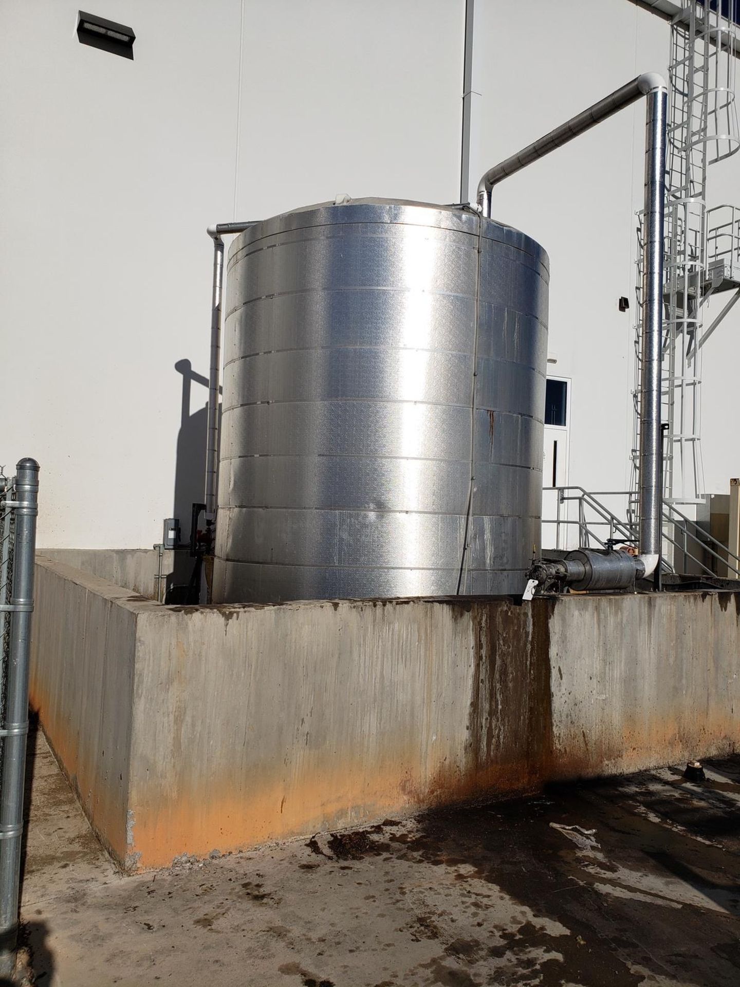 8,000 Gallon Insulated Poly Oil Tank | Rig Fee: $3000