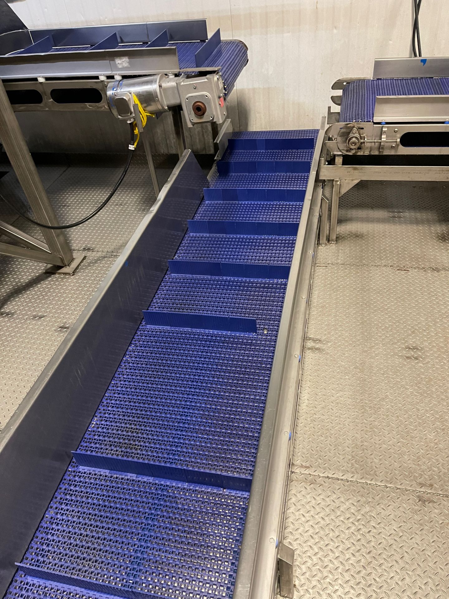 Idaho Equipment Interlocking Plastic Belt Incline Conveyor, Approx. 18" x 50' | Rig Fee $1250 - Image 4 of 5