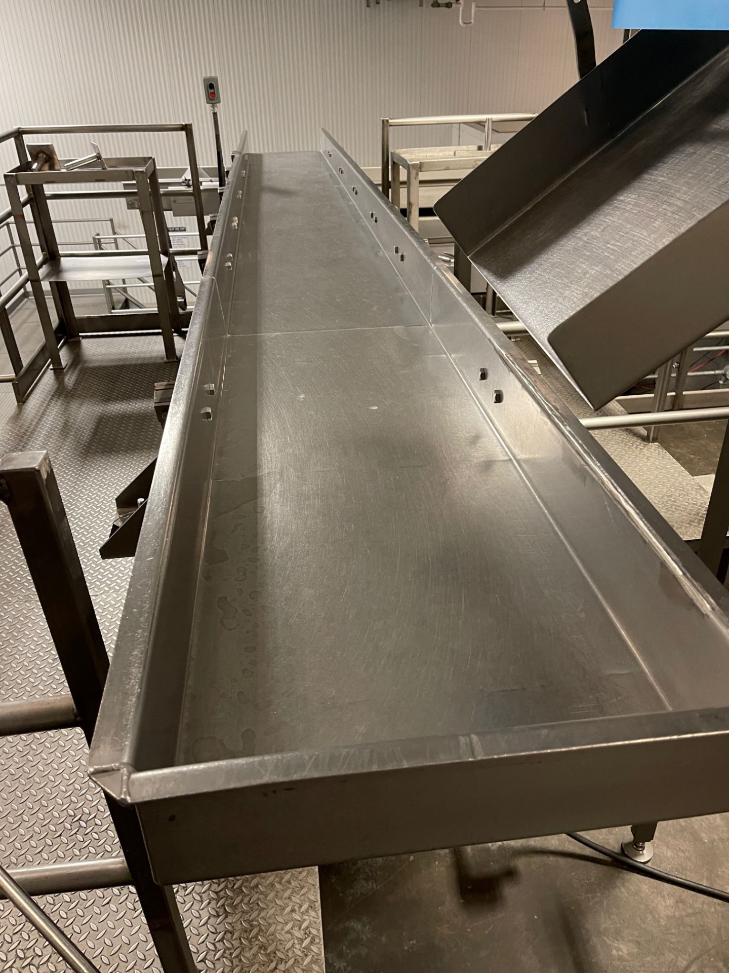Key Isoflow Vibratory Conveyor, Approx. 18" x 12', Model 435055-1, S/N 06-155951 | Rig Fee $350 - Image 3 of 5