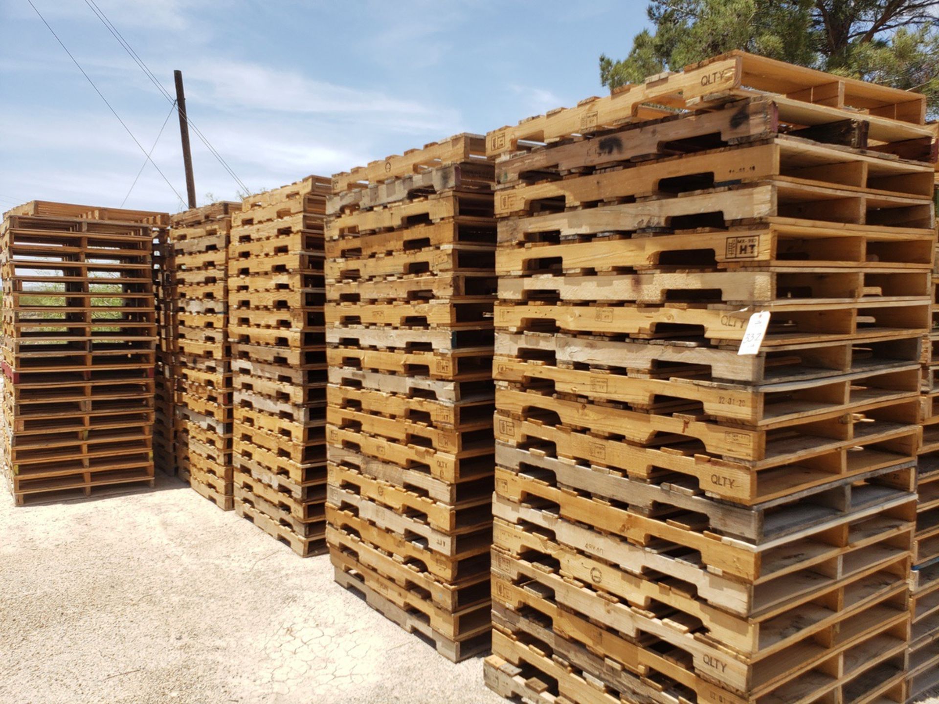 Lot of (220) 42" X 48" Heat Treated Pallets | Rig Fee $200