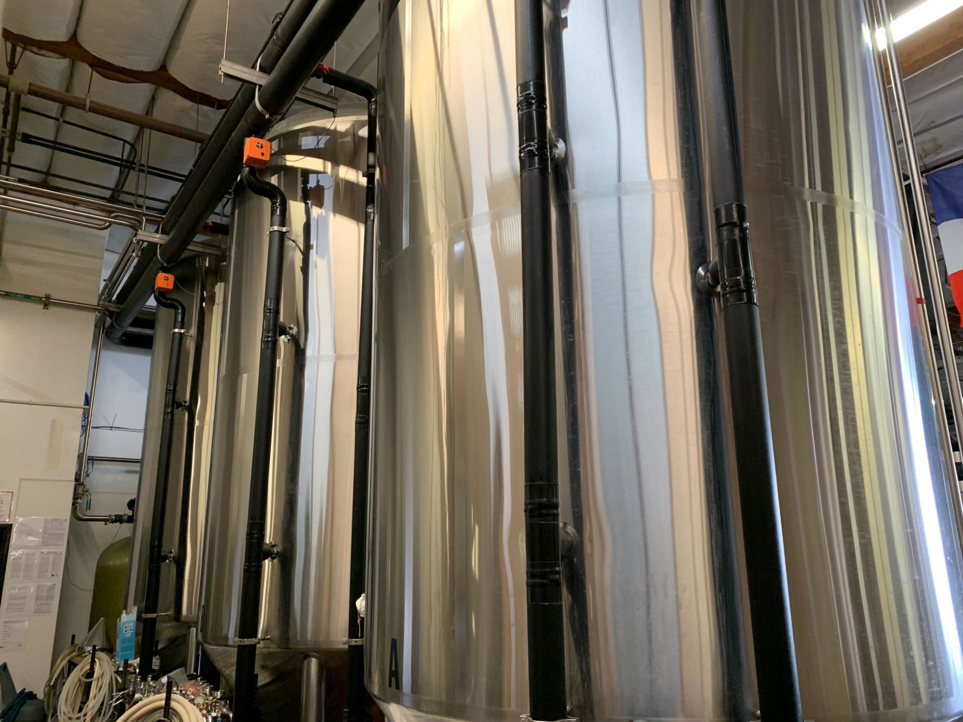 2014 Premier Stainless Sourced 90 BBL Fermenter, Glycol Jacketed, Steep | Rig Fee: $2300 w/ Saddles - Image 4 of 5