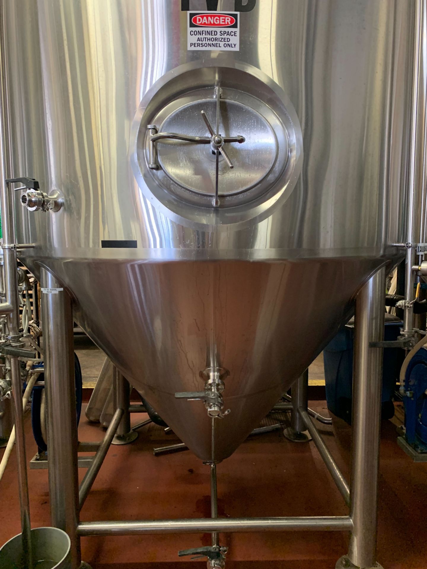 2014 Premier Stainless Sourced 90 BBL Fermenter, Glycol Jacketed, Steep | Rig Fee: $2300 w/ Saddles - Image 2 of 5