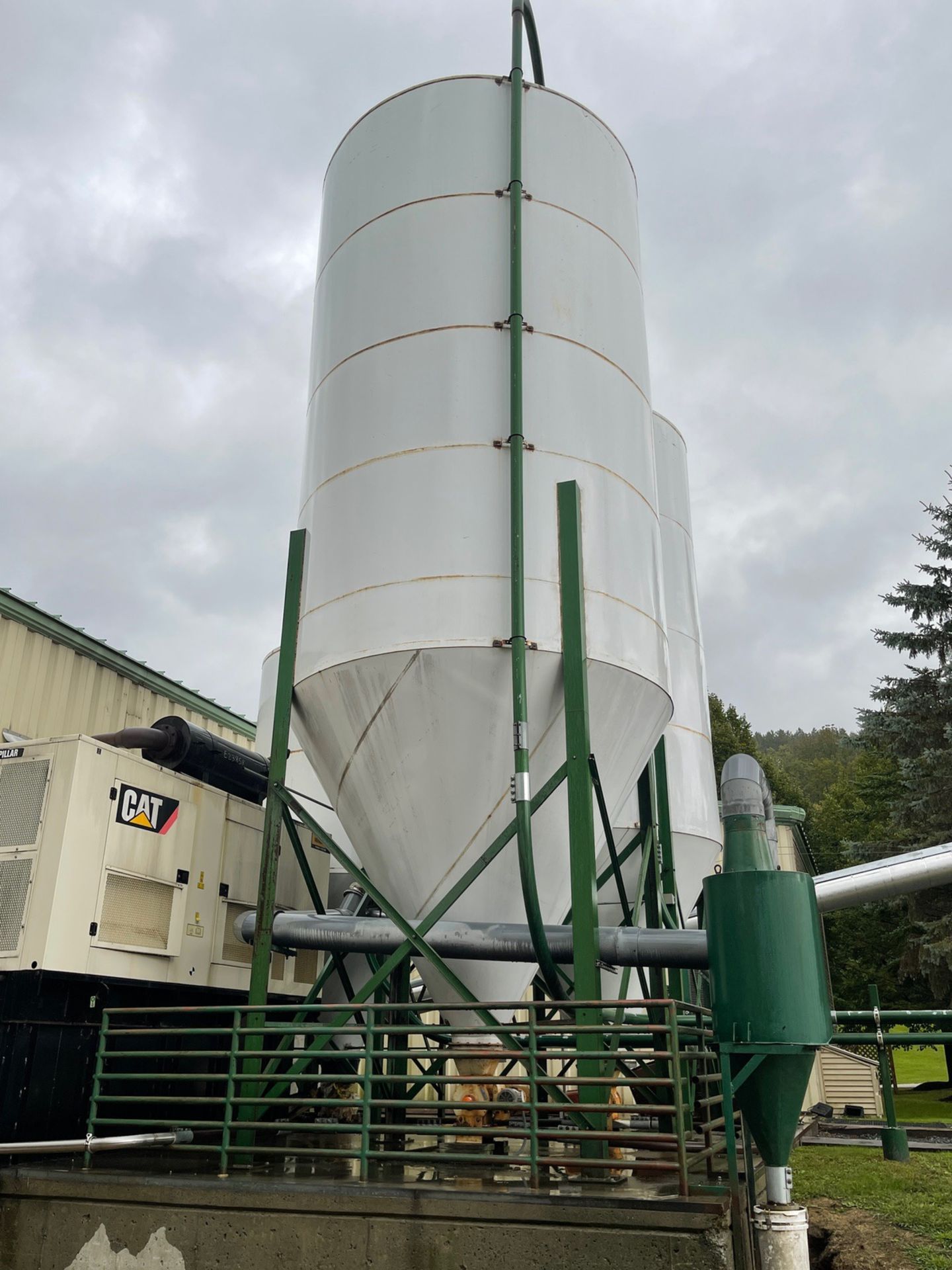 100,000 LB Capacity Bushnell Grain Silo, Approx. 12' Diameter (Located in Bridgewa | Rig Fee $3800 - Image 2 of 4