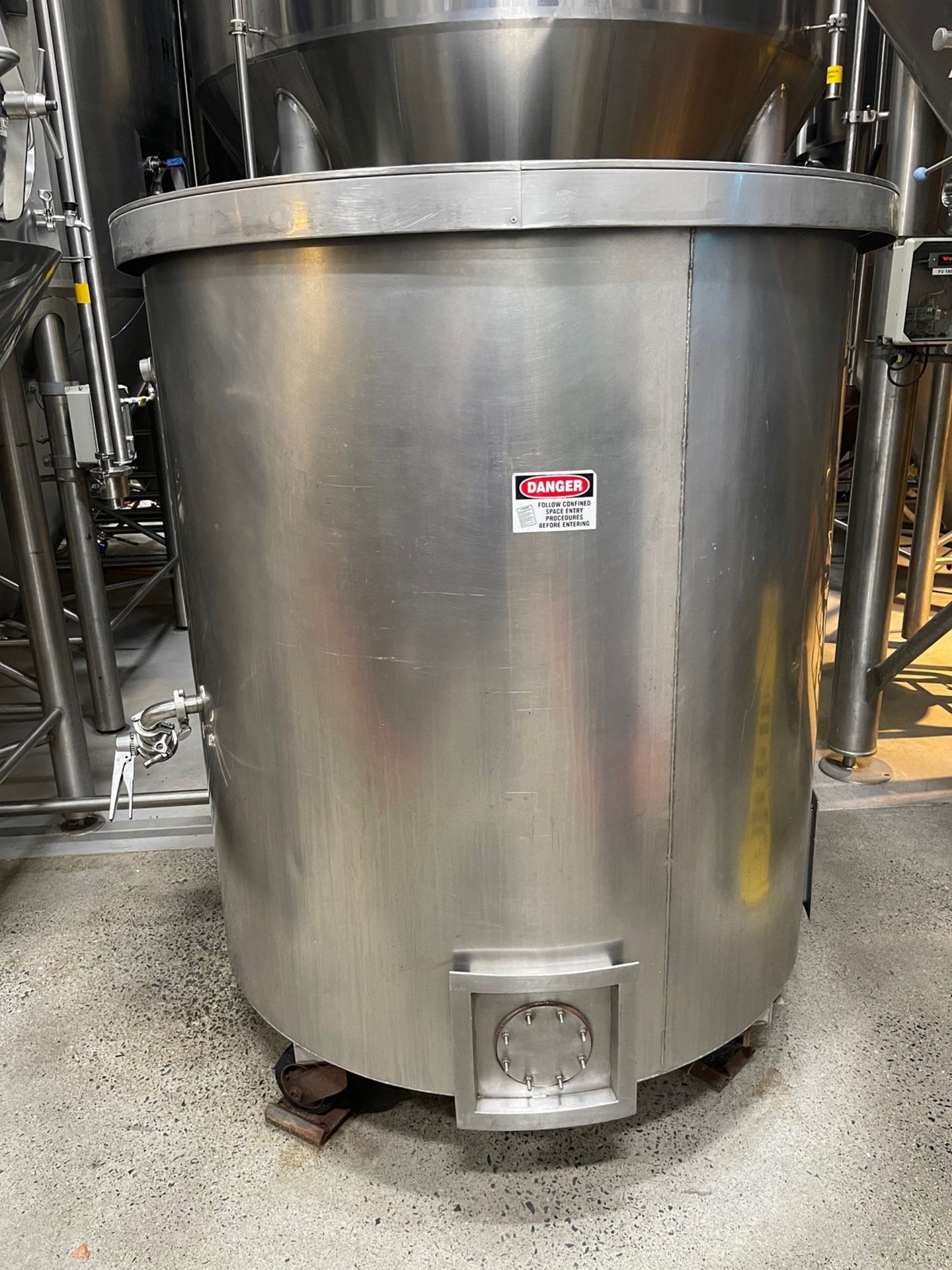 550 Gallon Stainless Steel Flat Bottom, Single Wall Utility Tank on Casters, Appro | Rig Fee $50 - Image 3 of 3