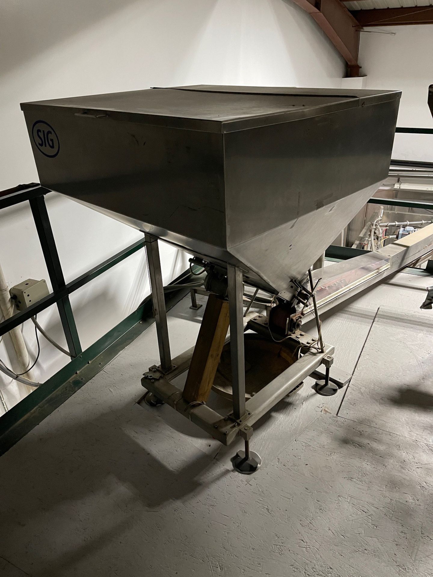 Simonazzi Europa 2000 40 Head Filling and Capping Machine with Simonazzi Blockrins | Rig Fee $4700 - Image 14 of 15