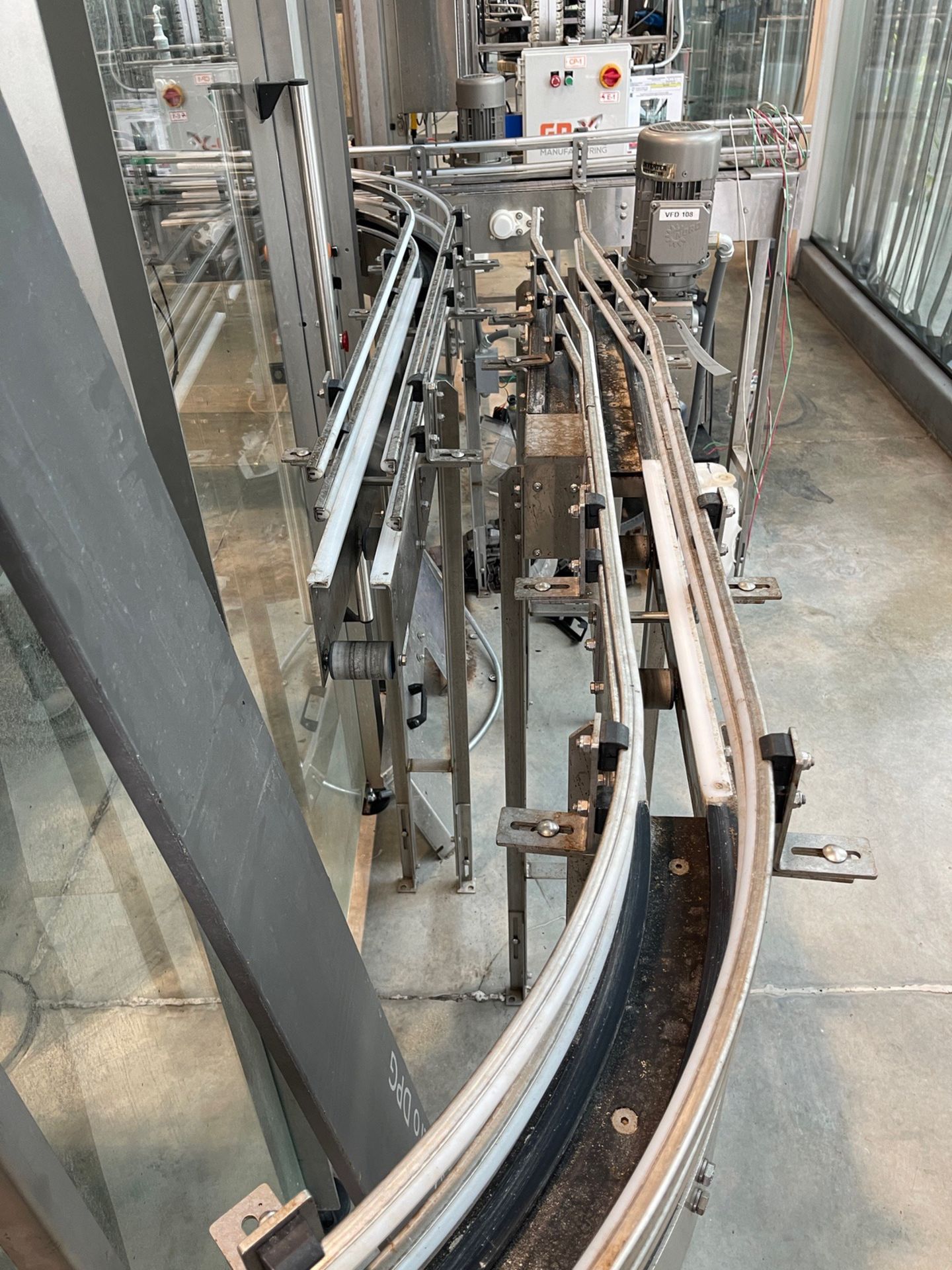 Lot of (2) Curved Sections of Conveyor, Approx. 3.25" Belt x 8' | Rig Fee $250 - Image 4 of 4