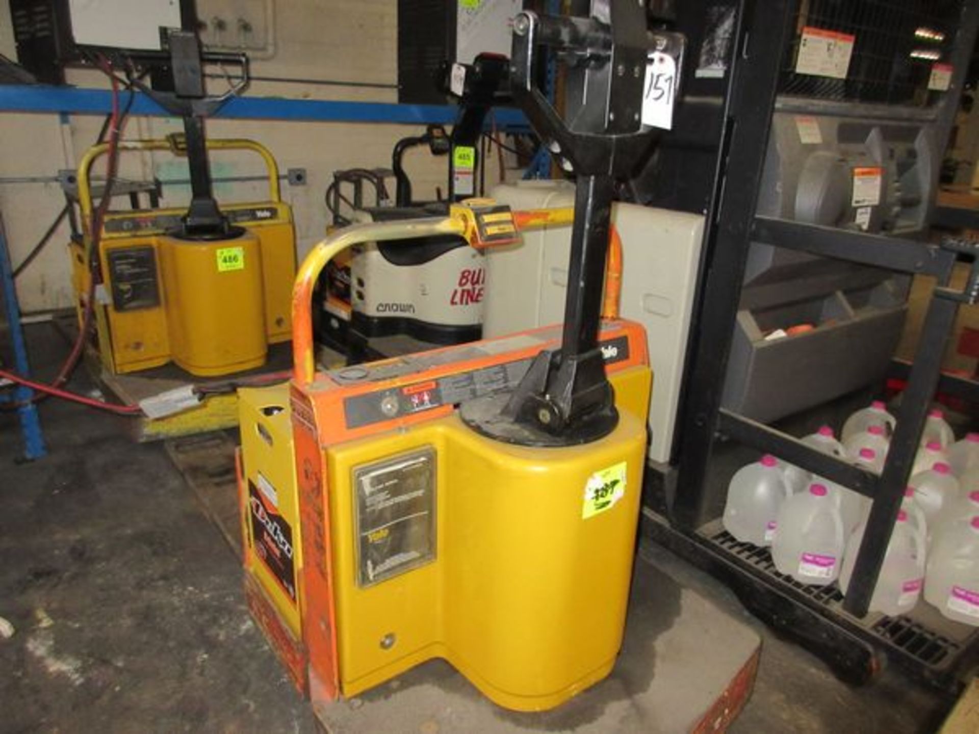 Yale MPE060LCN24T2748 Elec. Pallet Jack, 6000 Lb., 24 Volt, No Charger (Site Tag #15 | Rig Fee $25 - Image 2 of 4