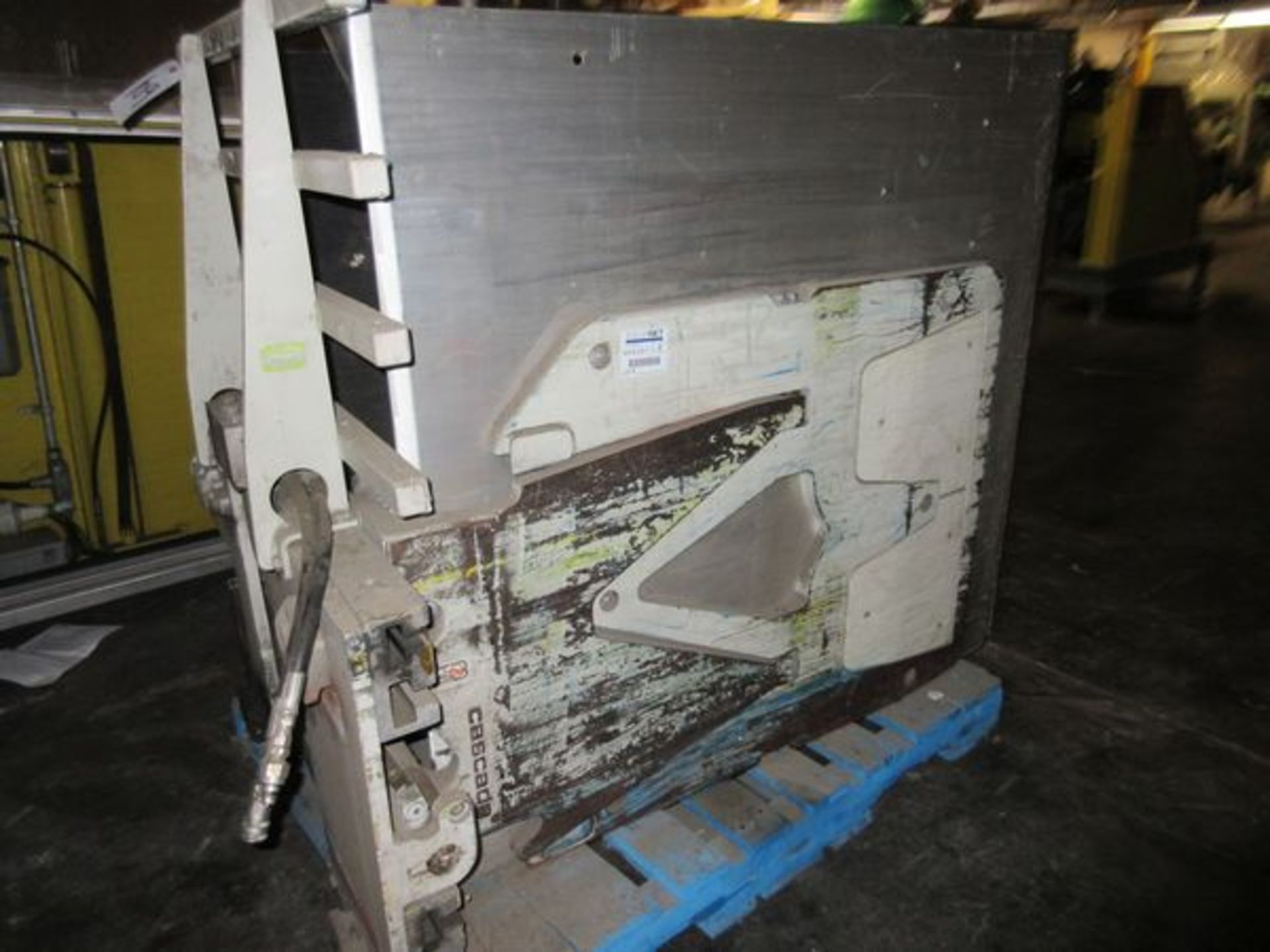 Cascade 35D-CCS-35QR2 Forklift Hyd Tote Carton Clamp Attachment, 3500 Lb. (Site Tag | Rig Fee $25 - Image 3 of 4