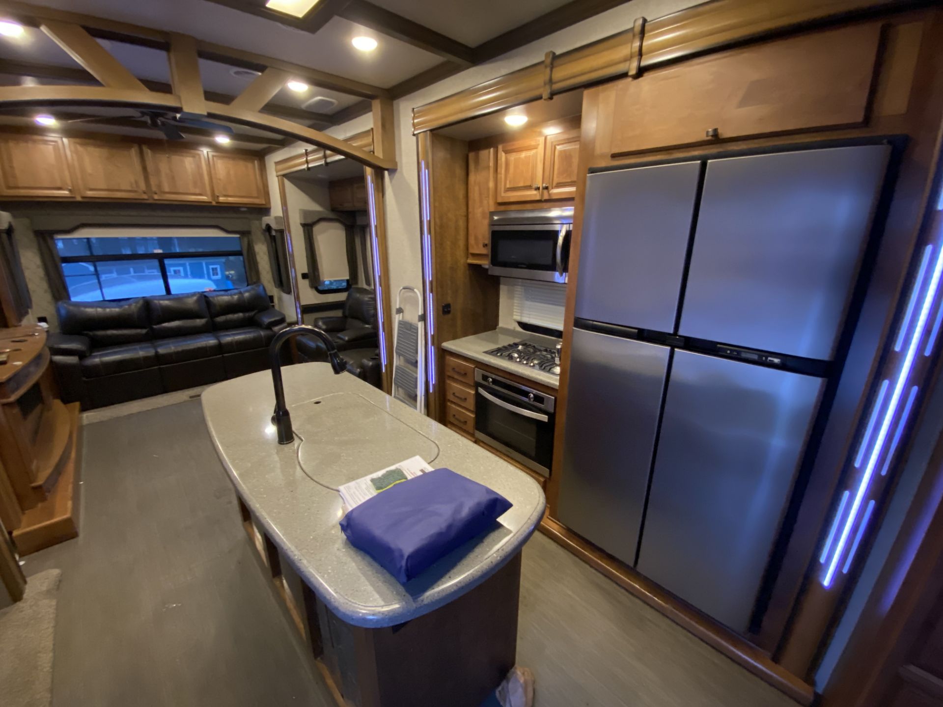 2018 Big Country 5th Wheel Camper Model 3965DSS w/4 Slide Outs - SEE VIDEO & DESCRIPTION - Image 32 of 38