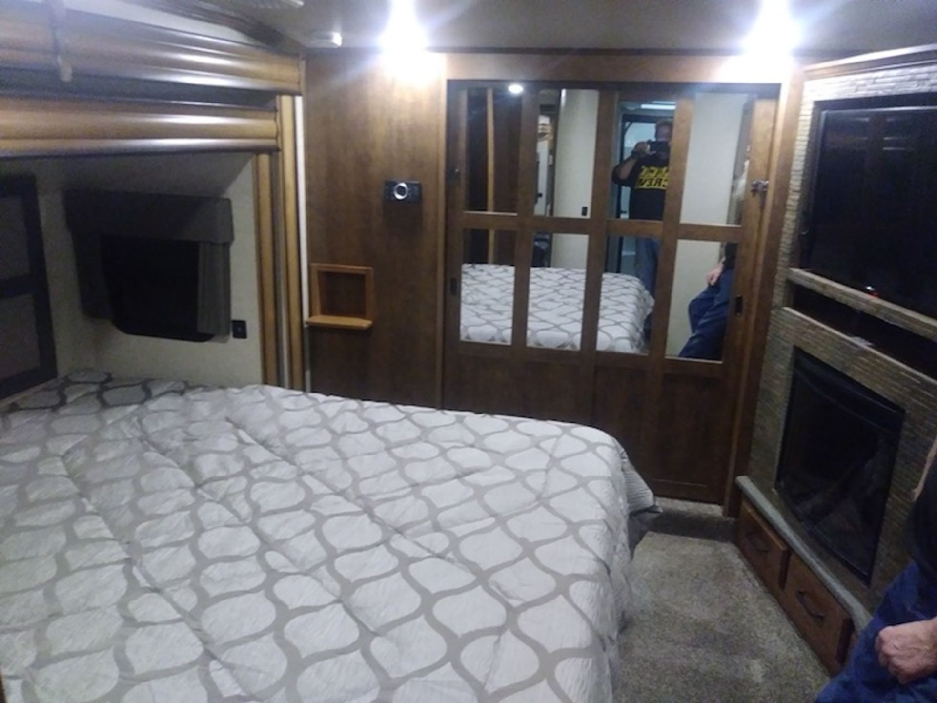 2018 Big Country 5th Wheel Camper Model 3965DSS w/4 Slide Outs - SEE VIDEO & DESCRIPTION - Image 5 of 38