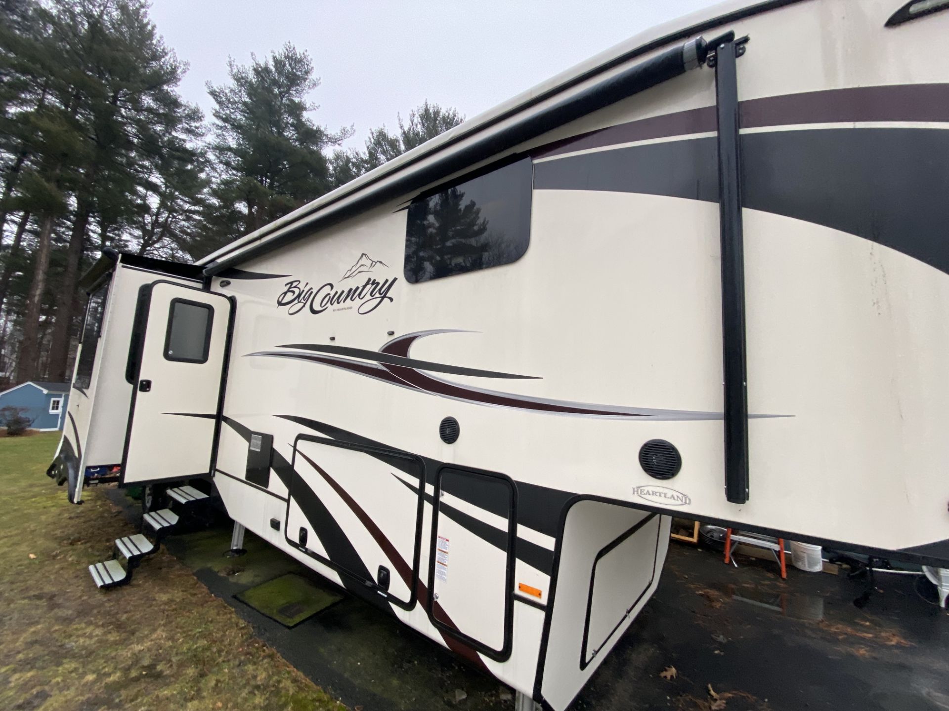 2018 Big Country 5th Wheel Camper Model 3965DSS w/4 Slide Outs - SEE VIDEO & DESCRIPTION - Image 13 of 38