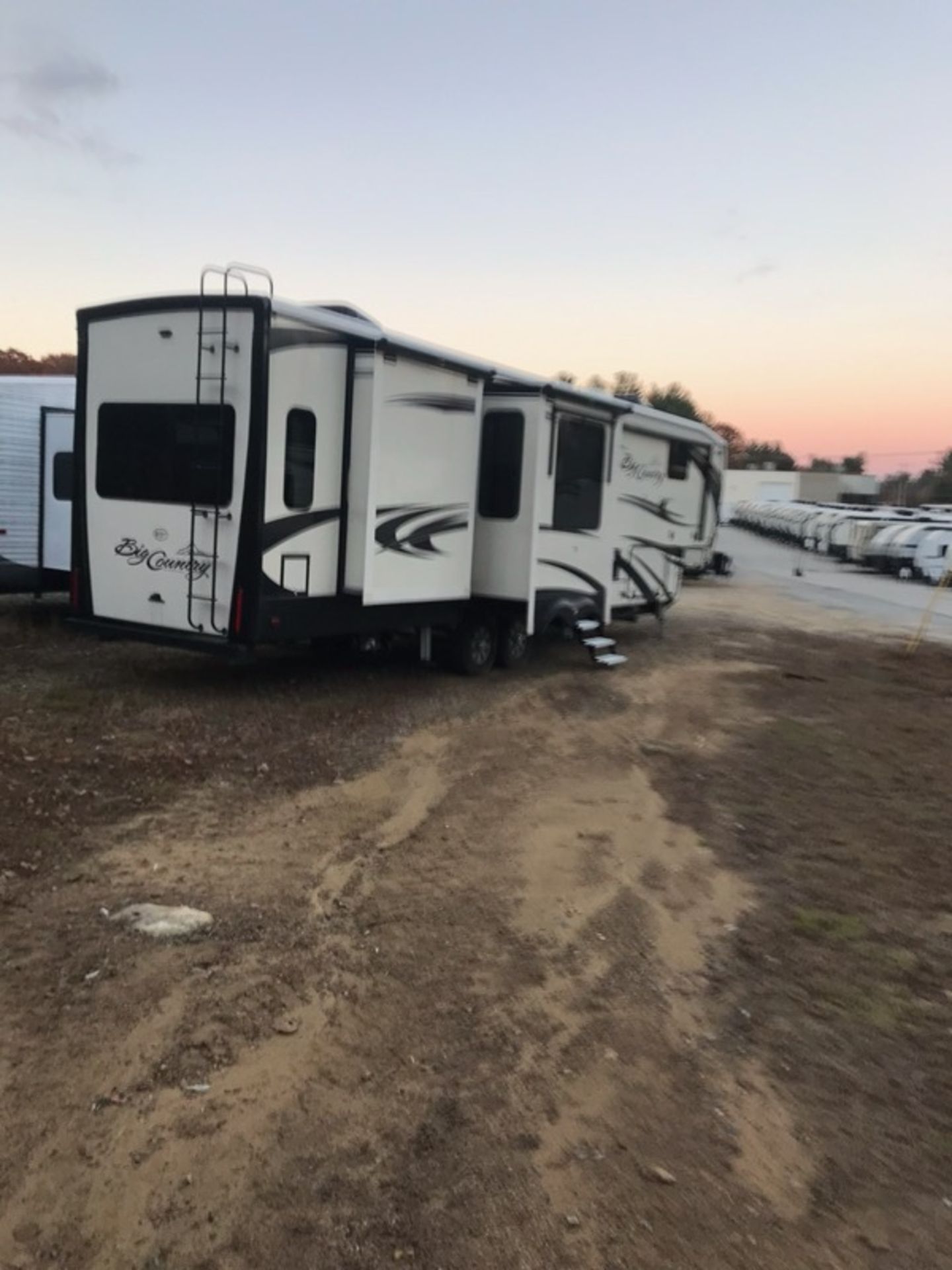 2018 Big Country 5th Wheel Camper Model 3965DSS w/4 Slide Outs - SEE VIDEO & DESCRIPTION - Image 8 of 38