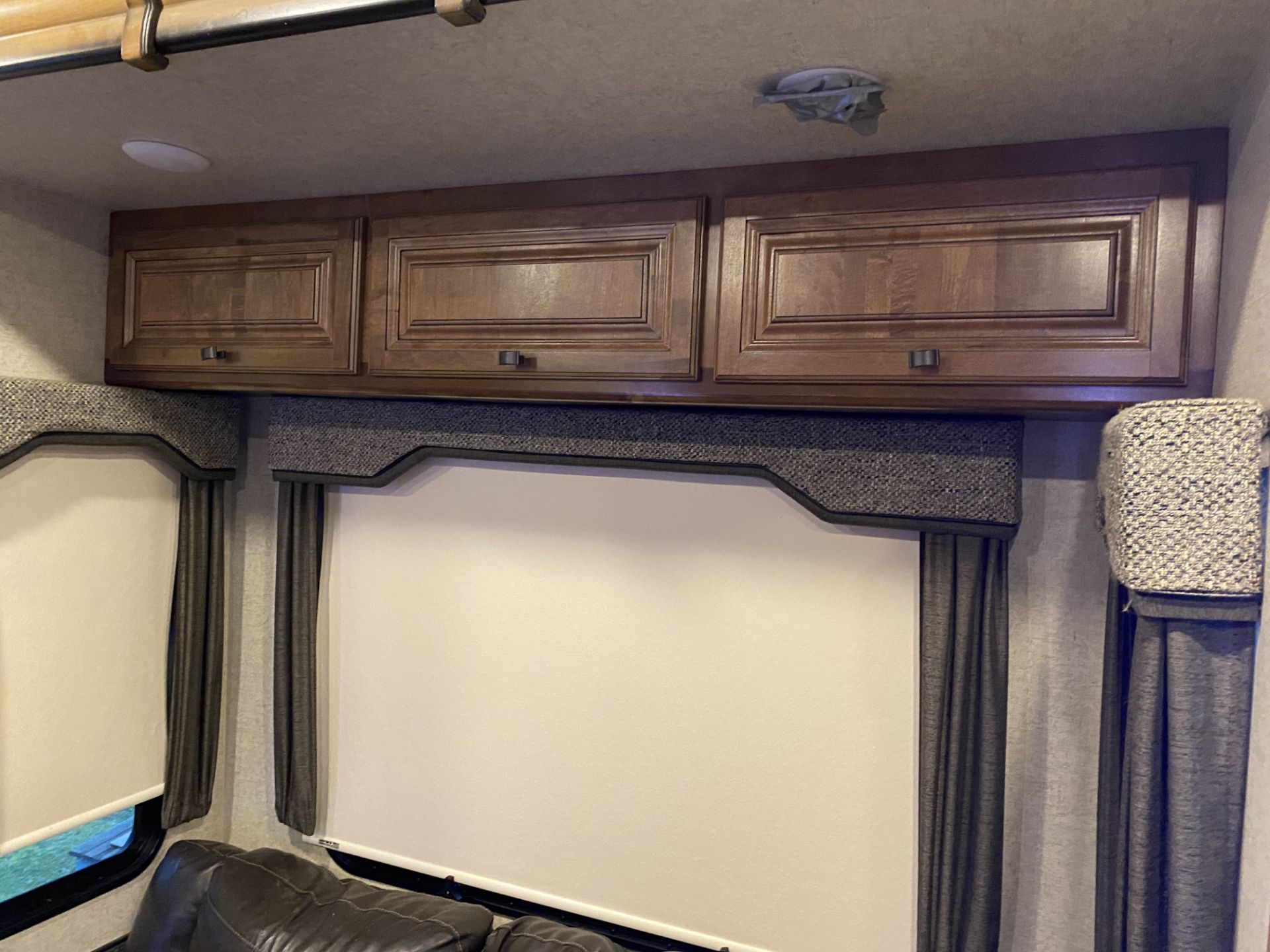 2018 Big Country 5th Wheel Camper Model 3965DSS w/4 Slide Outs - SEE VIDEO & DESCRIPTION - Image 26 of 38