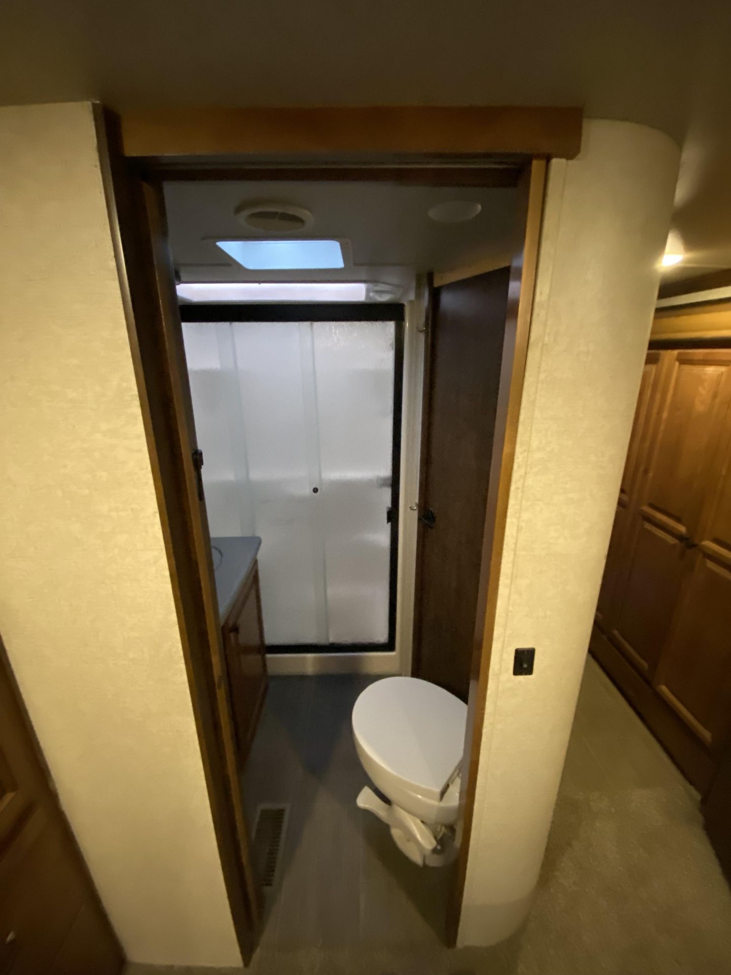 2018 Big Country 5th Wheel Camper Model 3965DSS w/4 Slide Outs - SEE VIDEO & DESCRIPTION - Image 14 of 38