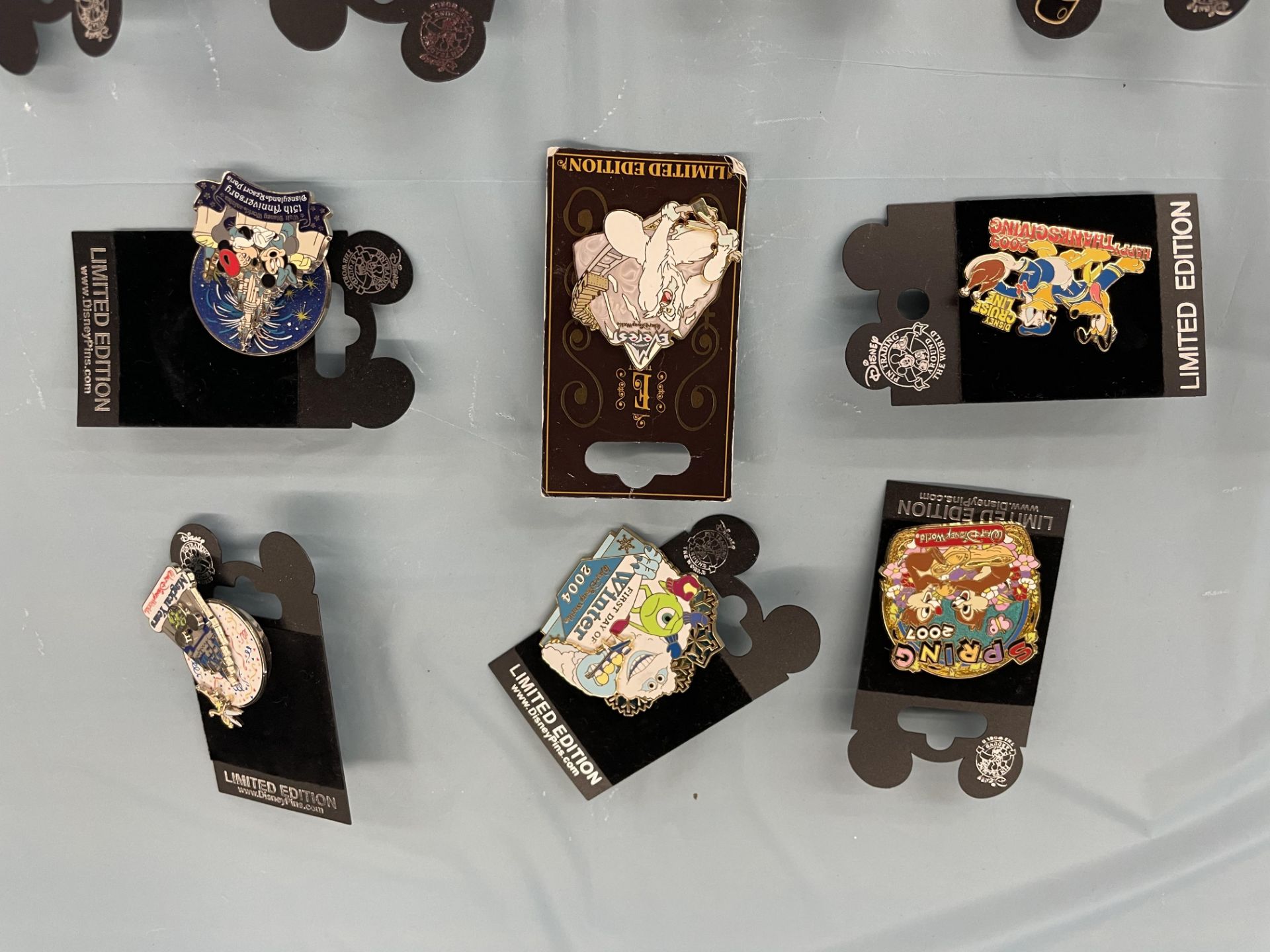(Lot) (17) Limited Edition Disney World pins New in bag - Image 2 of 3