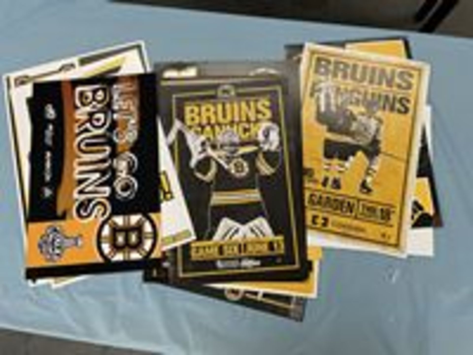 (Lot) (15) 2 Sided Bruins 2011 Championship Parade Signs