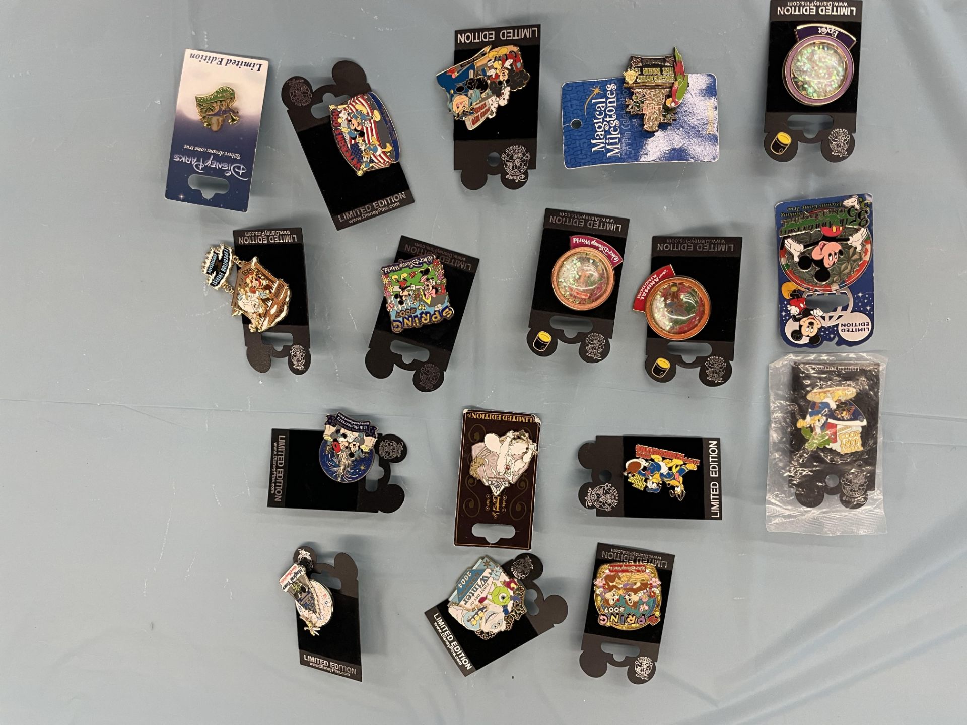 (Lot) (17) Limited Edition Disney World pins New in bag