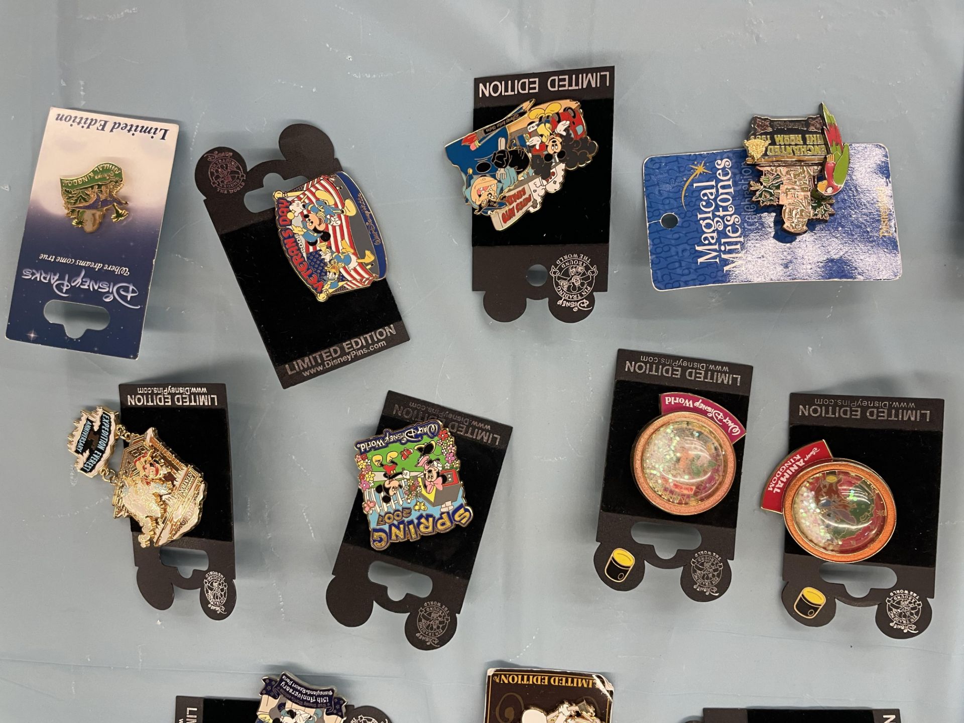 (Lot) (17) Limited Edition Disney World pins New in bag - Image 3 of 3