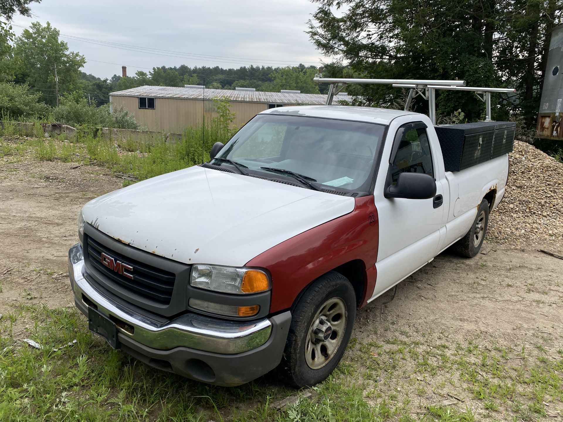 2007 GMC Sierra Pickup Truck, 2 Door, 6 Cylinder, Auto Trans, AC, 8' Bed, 2 Wheel Drive, Bed Mounted