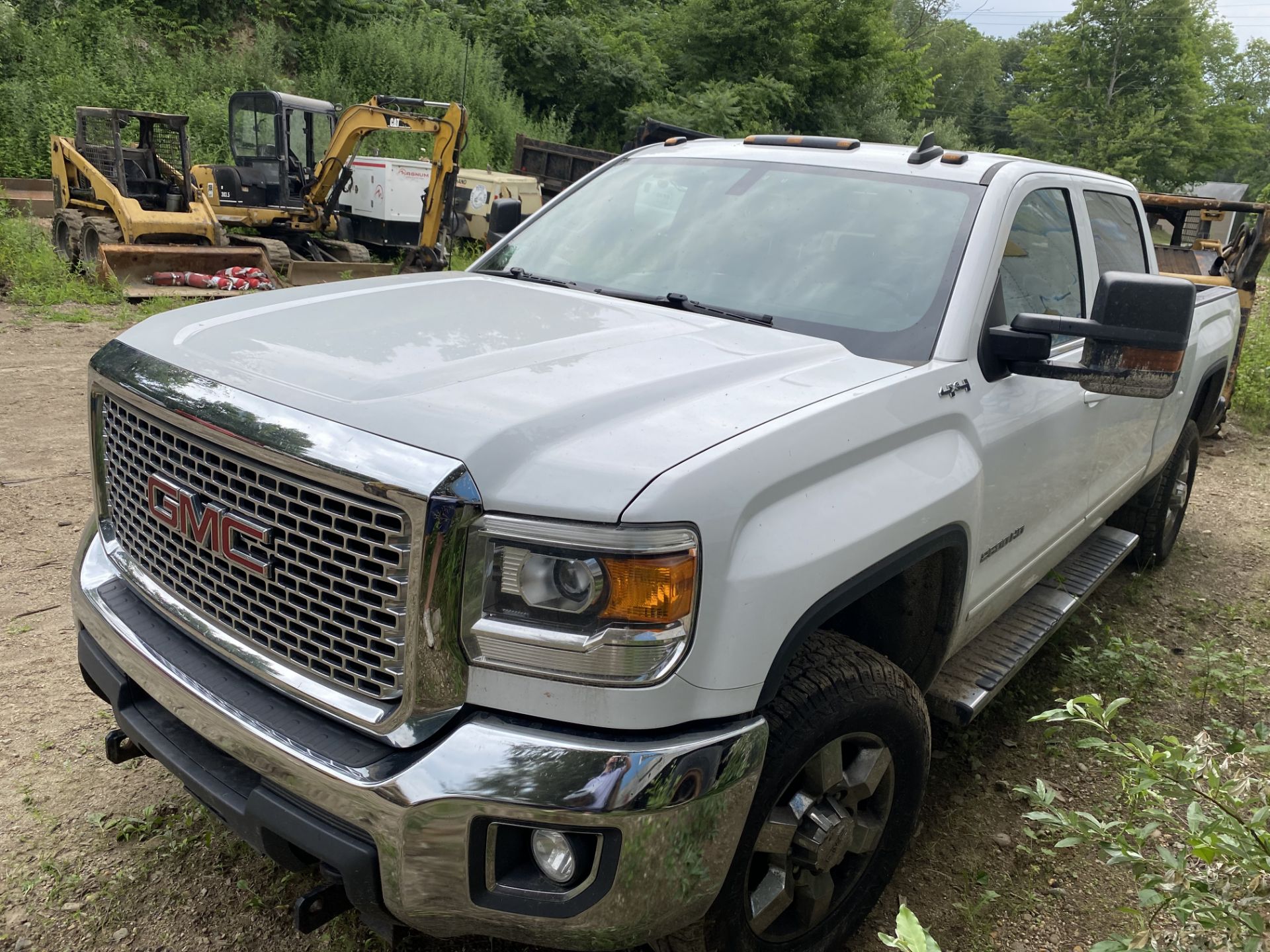 2015 GMC Sierra 2500HD 6.6L Turbo Diesel, 4 Door, Power Windows, AC, Touch Screen Controls, Auto - Image 5 of 5