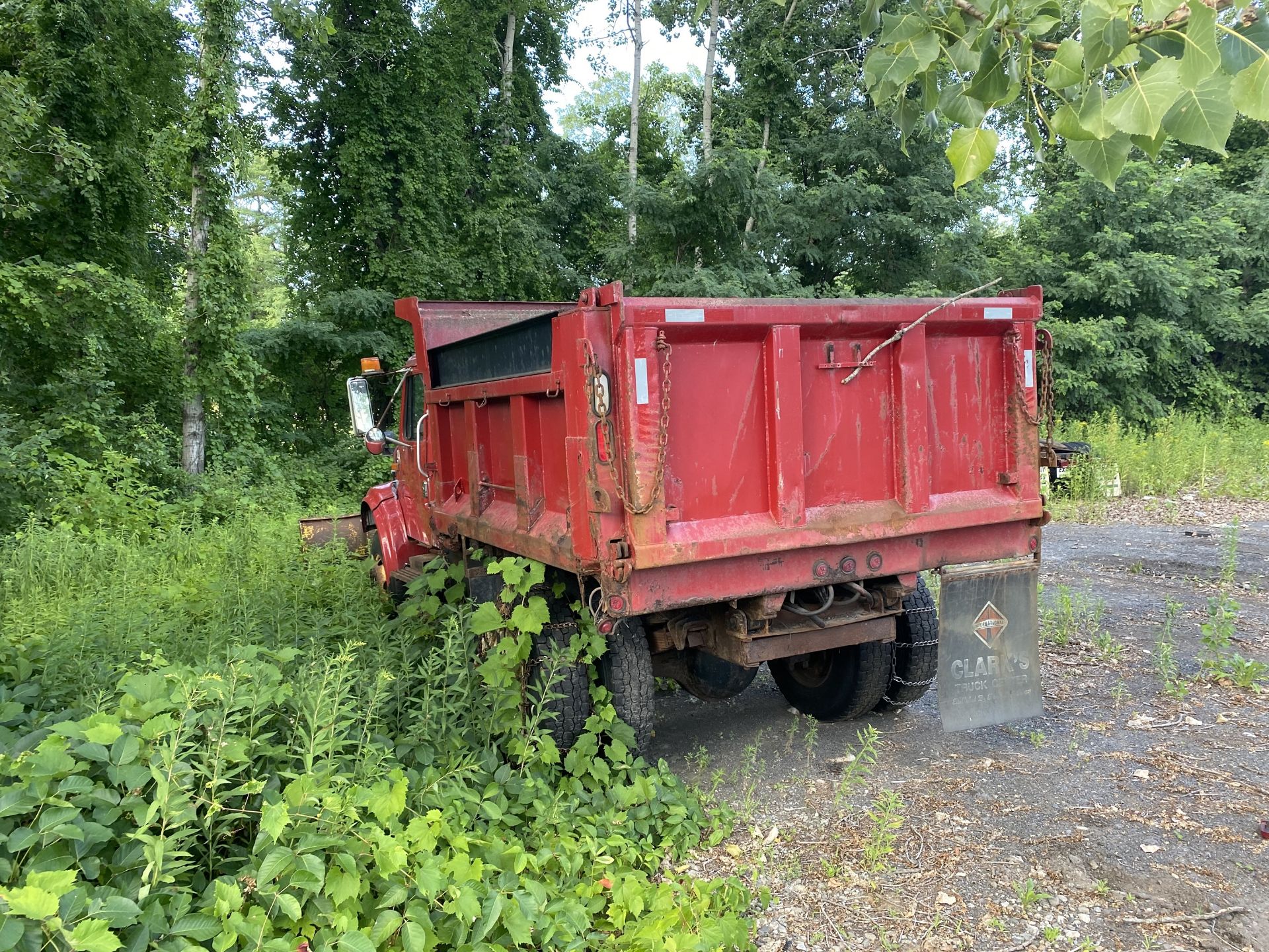 1997 International Dump Truck Model 4900 DT466E, 6 Wheel, Eaton Fuller , **NO TITLE** 4 x 2 - Image 2 of 11